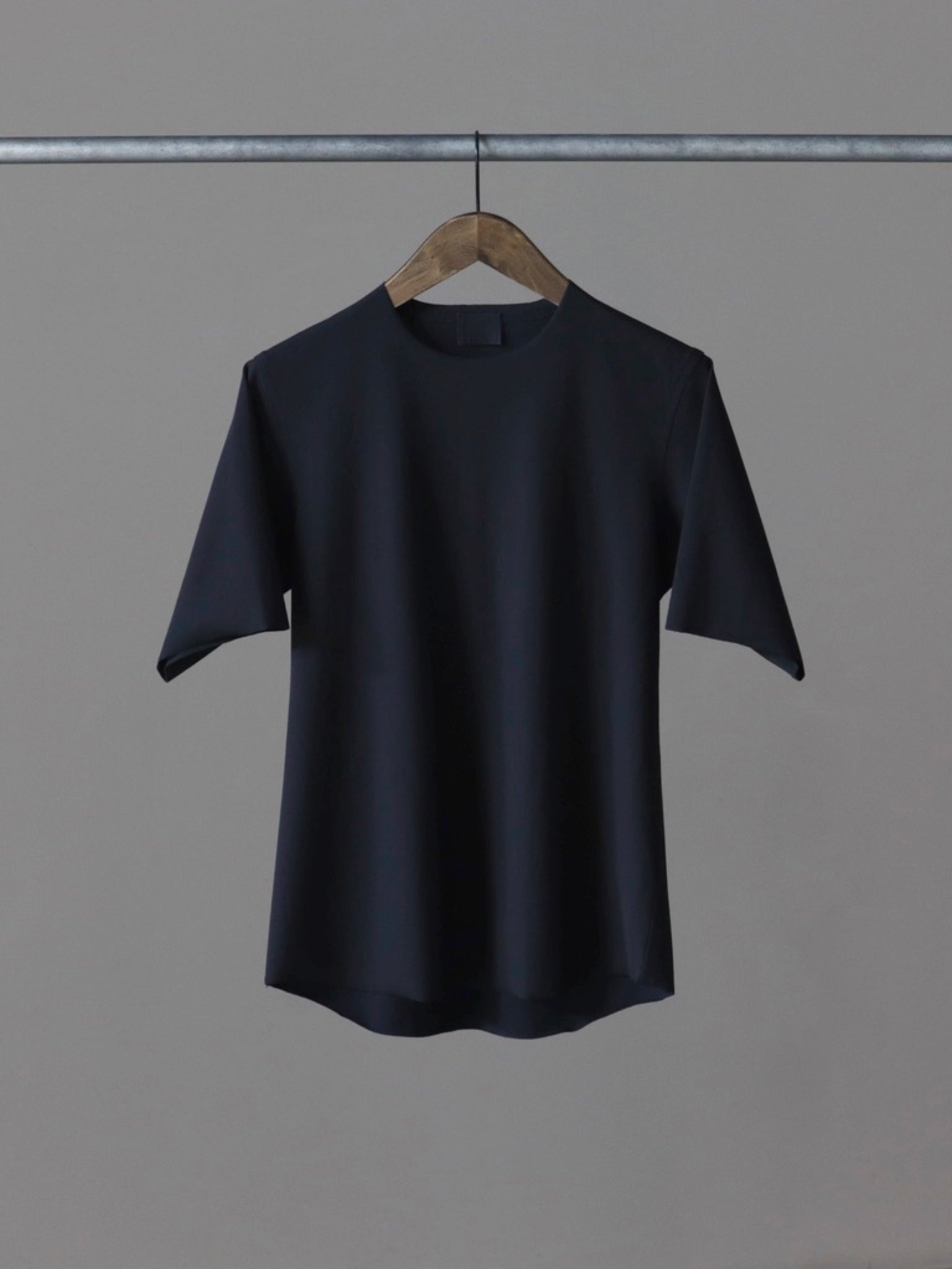 山内-強撚フリーカットポンチ-ショートスリーブtシャツ-charcoal-navy-1