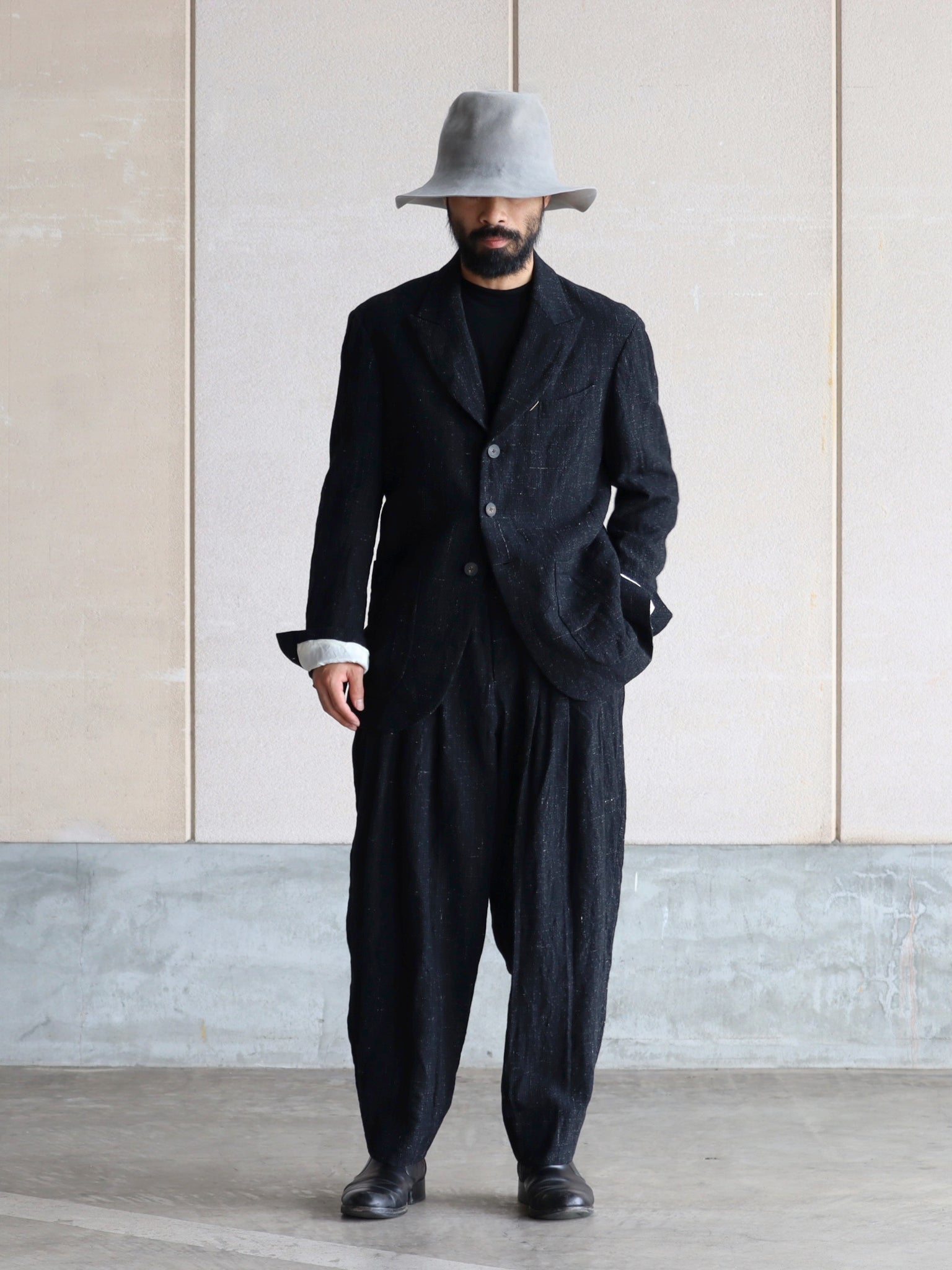 calmlence-peaked-lapel-sack-coat-blk-4