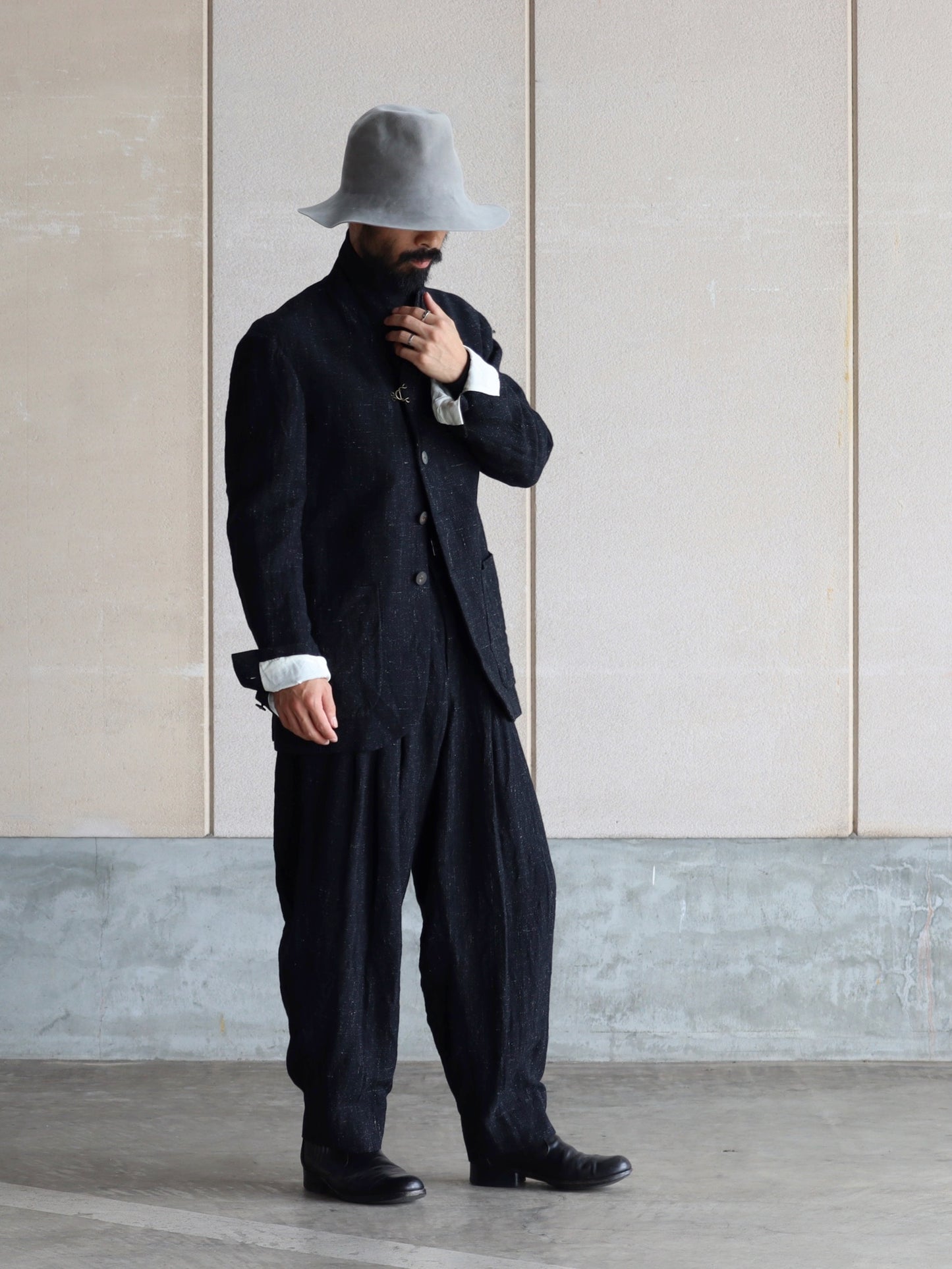 calmlence-peaked-lapel-sack-coat-blk-6