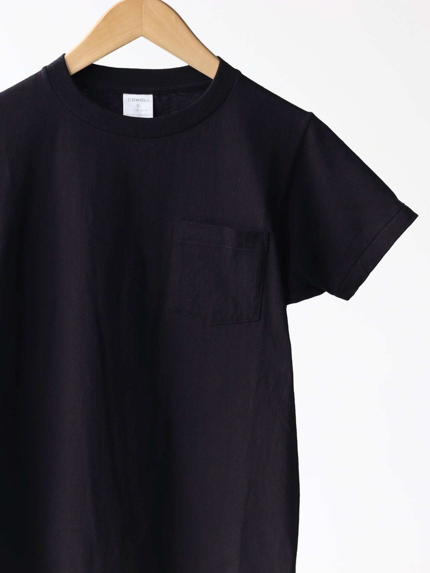 comoli-サープラス-tシャツ-black-2