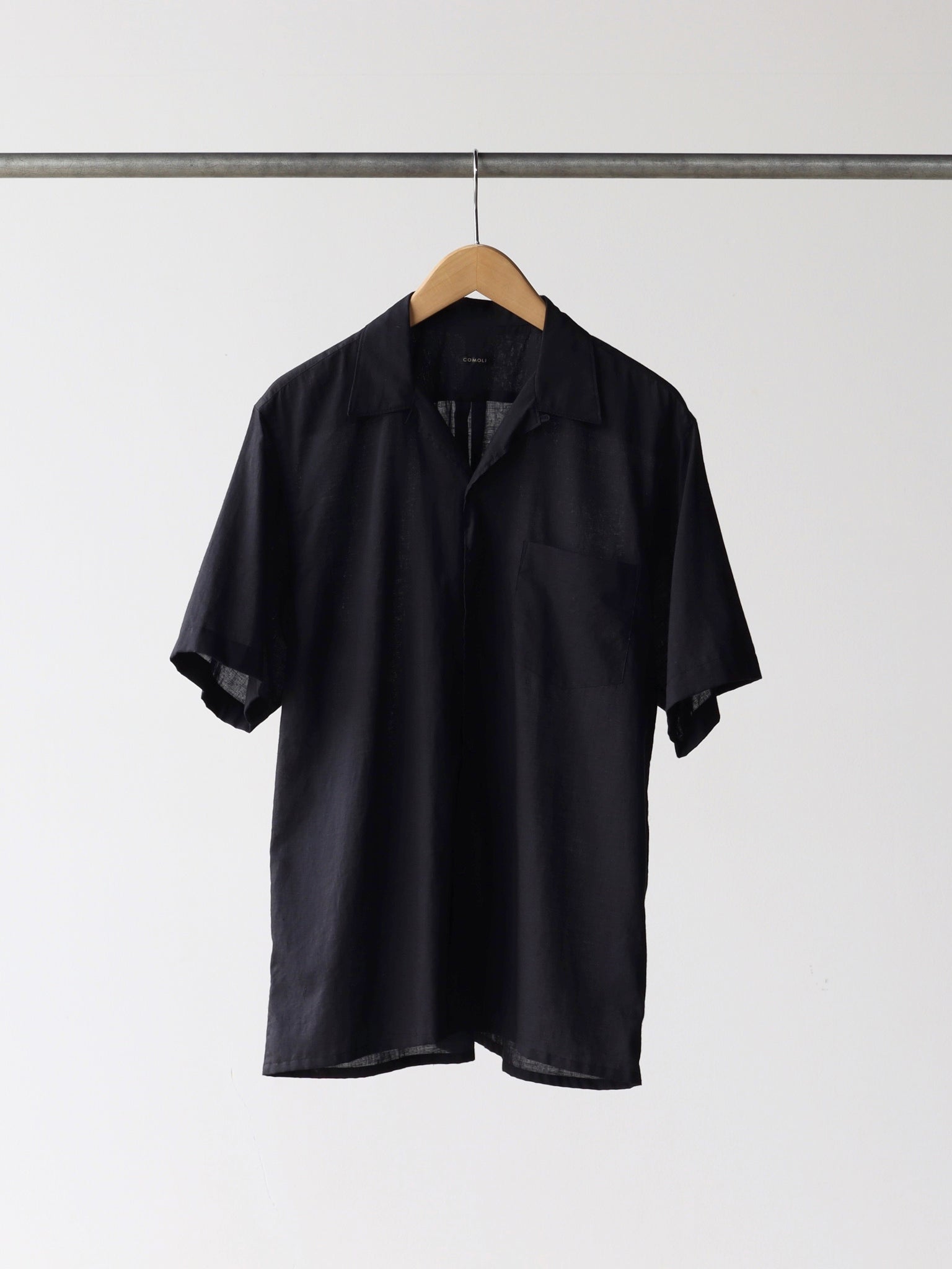 COMOLI KHADIコットン半袖 オープンカラーシャツ BLACK | CASANOVAu0026CO (カサノヴァアンドコー) オンライン通販サイト
