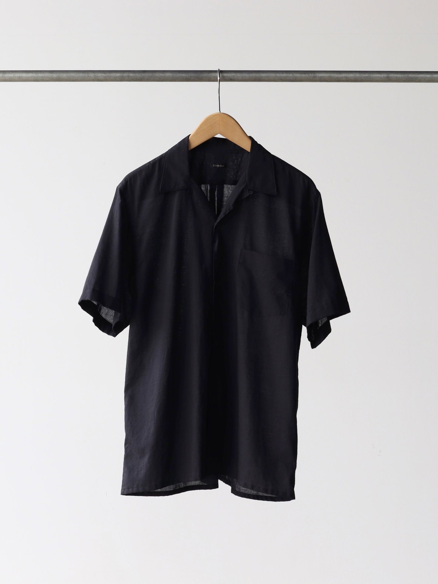 comoli-khadiコットン半袖-オープンカラーシャツ-black-1