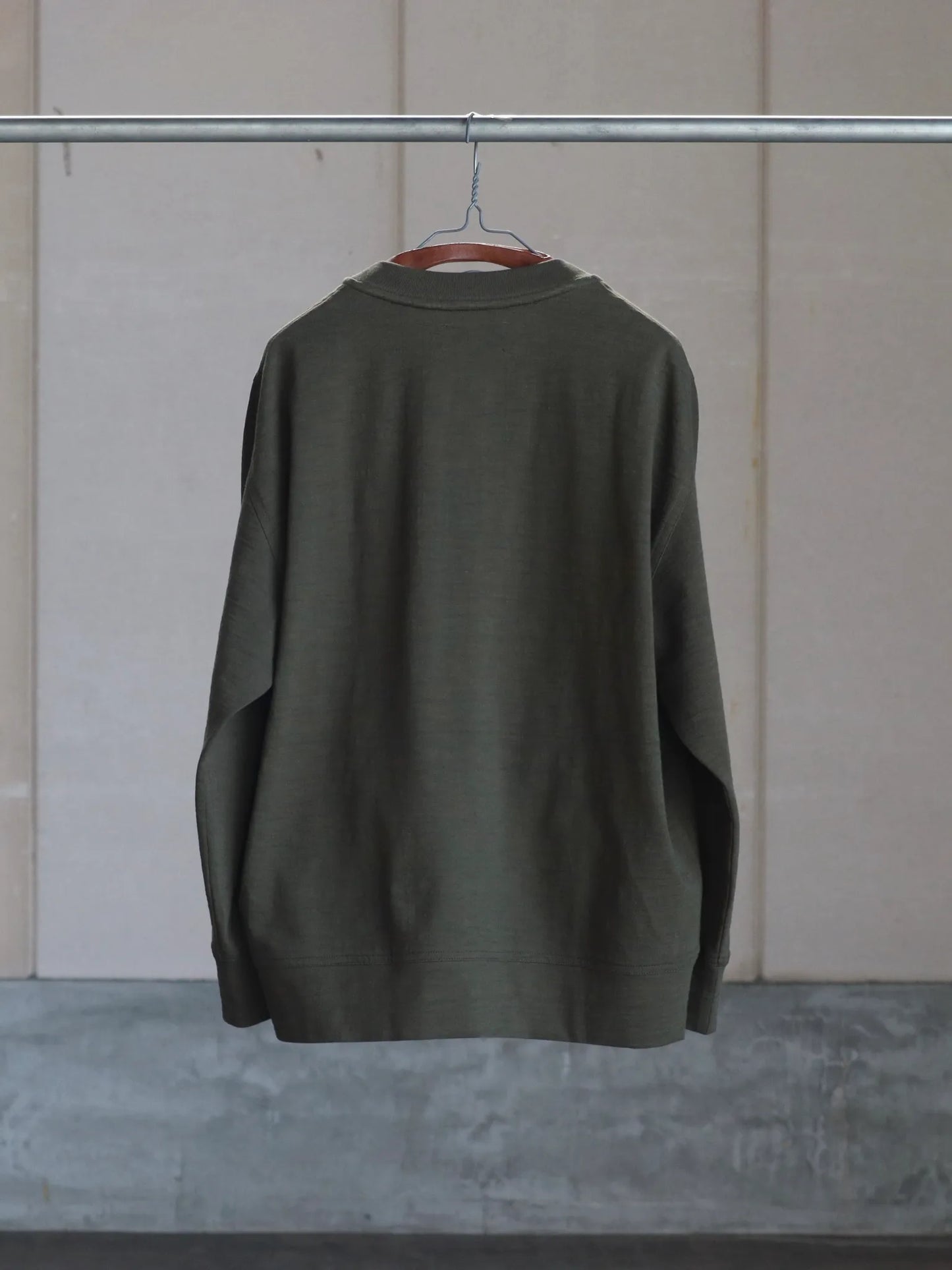 WONDER ROOM | "SHADOW" L/S Crewneck Tee olive