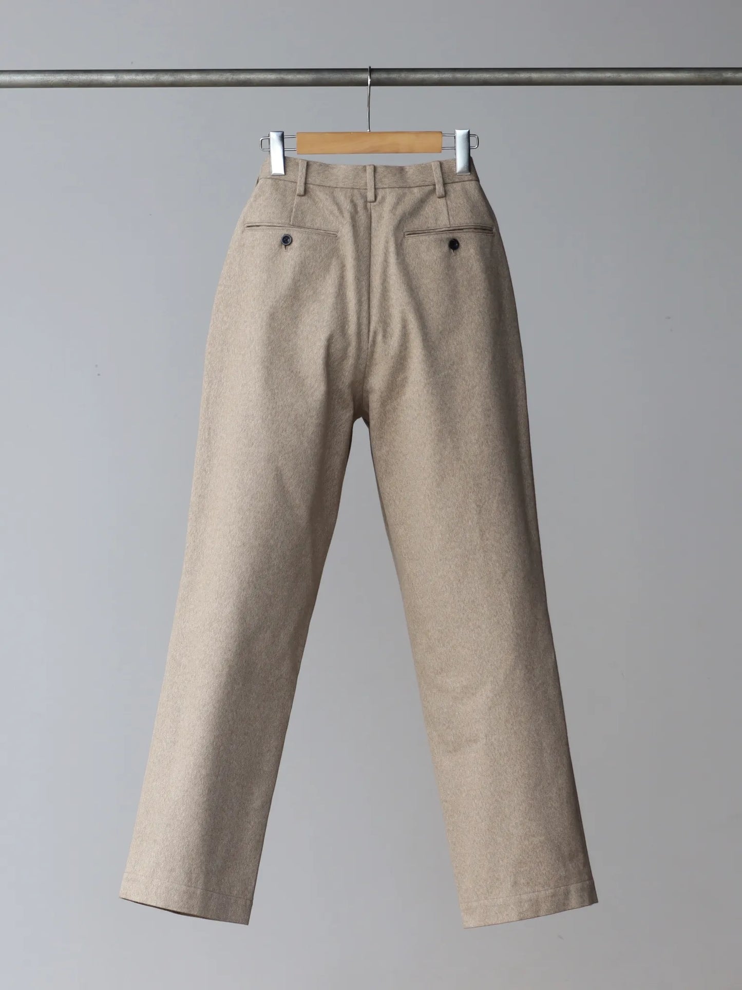 HERILL | Cotton twill Chino pants Beige