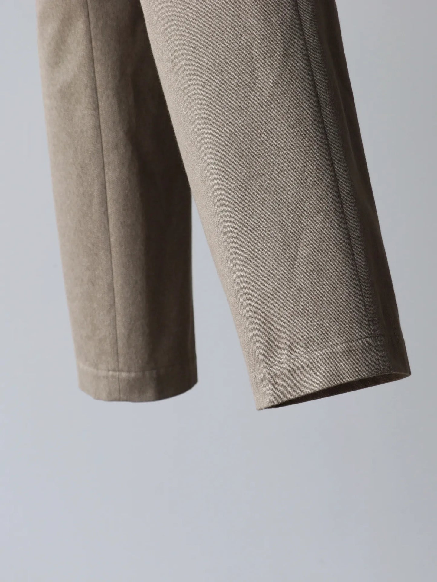 HERILL | Cotton twill Chino pants Beige