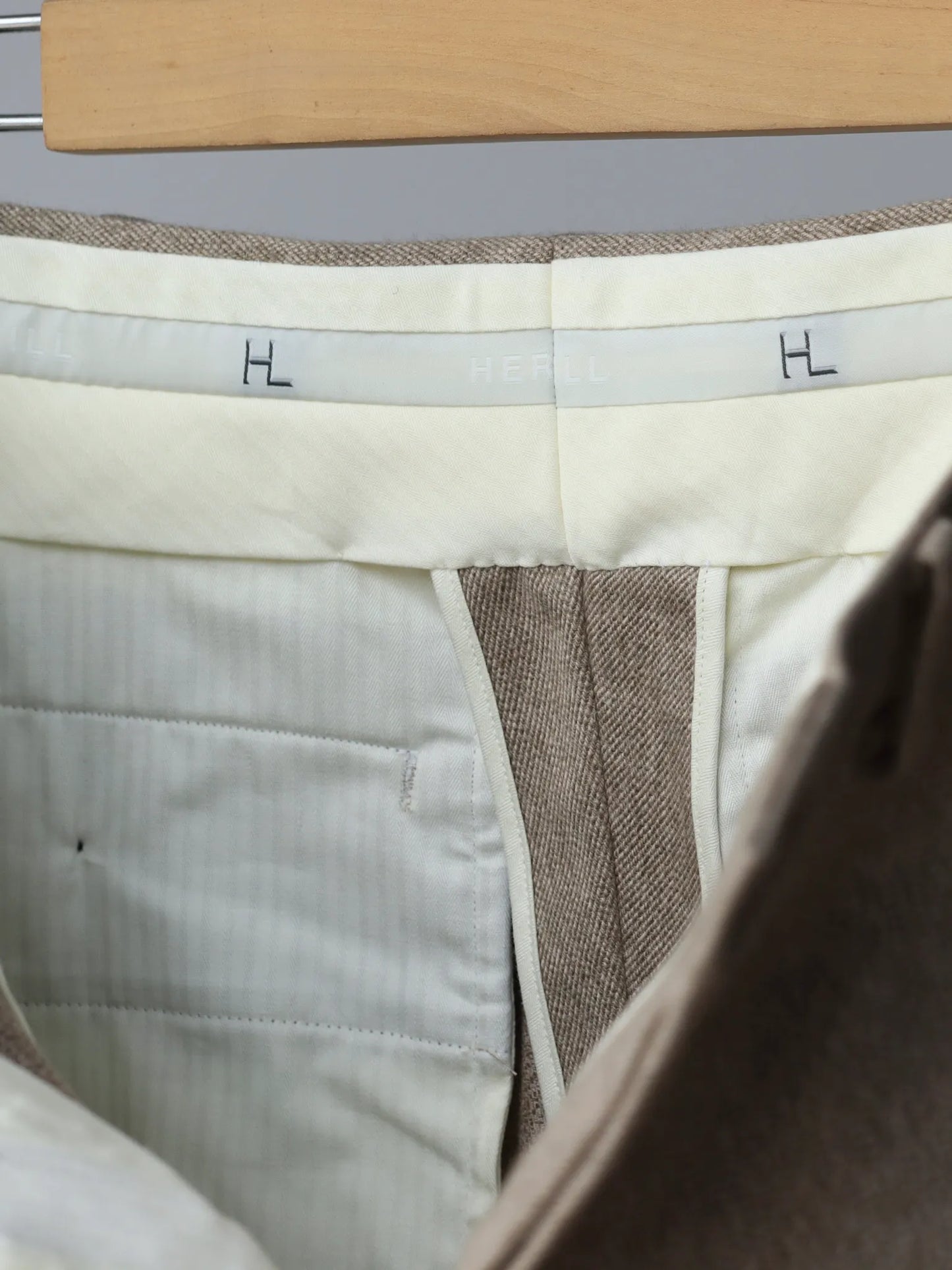 HERILL | Cotton twill Chino pants Beige