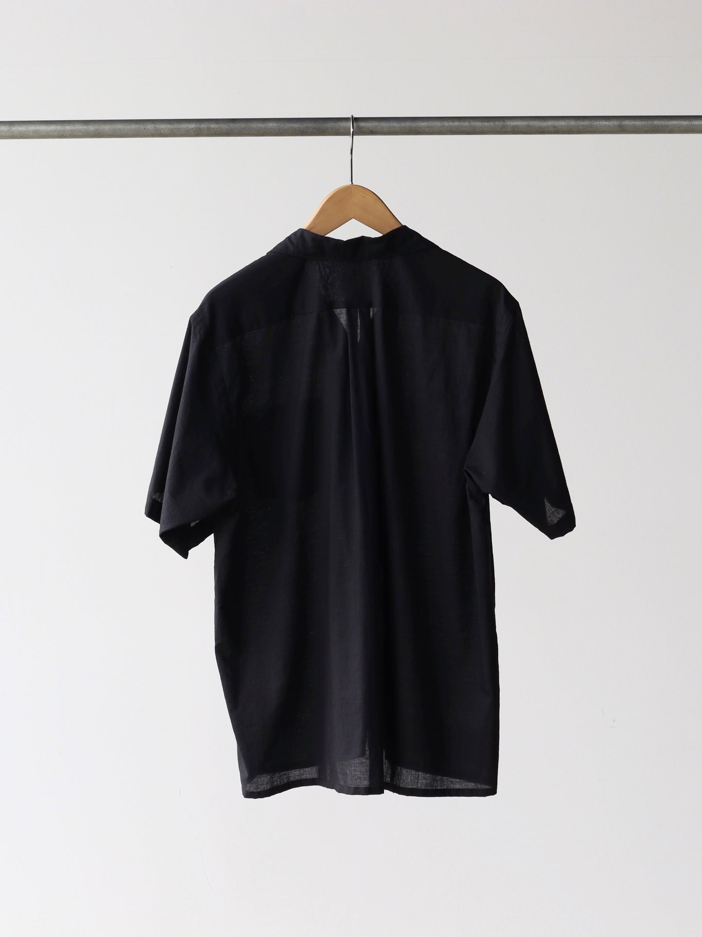 comoli-khadiコットン半袖-オープンカラーシャツ-black-2