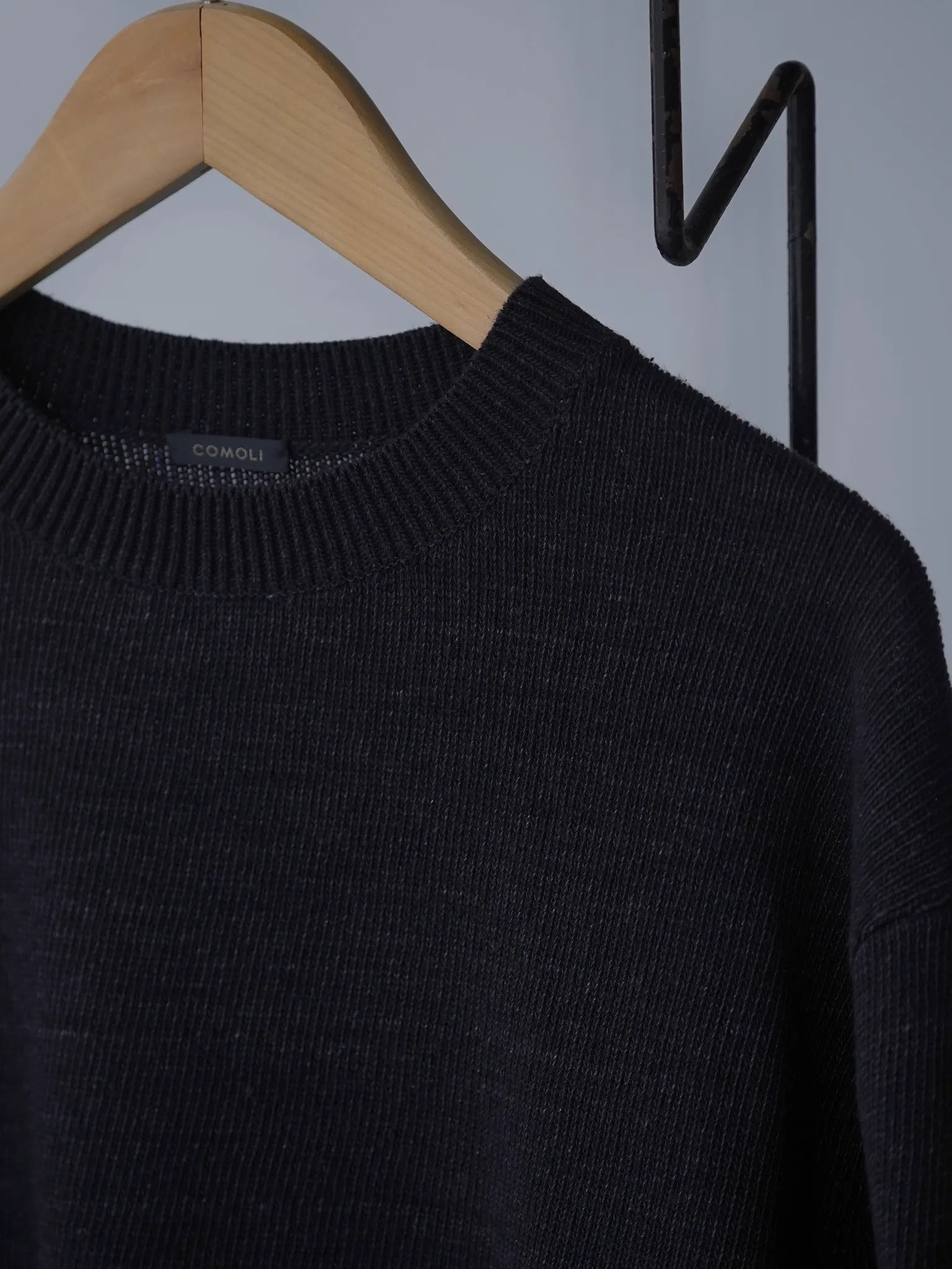 COMOLI 8G クルーネックニット BLACK | CASANOVA&CO (カサノヴァアンド COMOLI 8G クルーネックニット BLACK | CASANOVA&CO (カサノヴァアンド