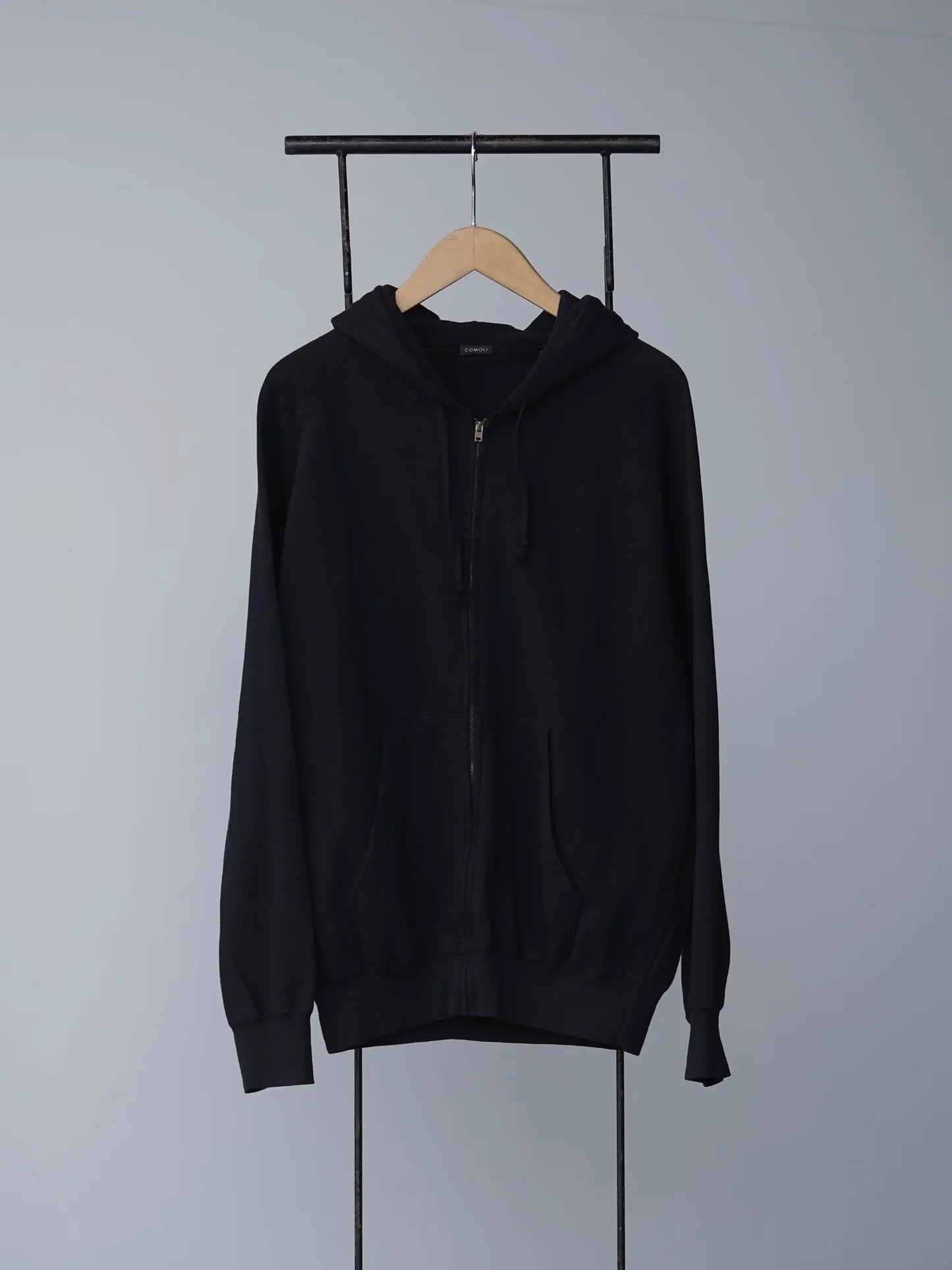 COMOLI LWコットン裏毛 ジップパーカ BLACK | CASANOVA&CO (カサノヴァ COMOLI LWコットン裏毛 ジップパーカ BLACK | CASANOVA&CO (カサノヴァ