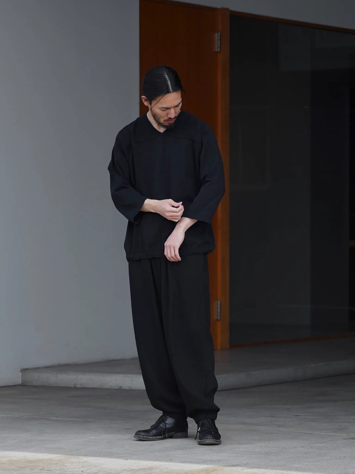 comoli-シルクネップ-ドローストリングパンツ-black-1-4