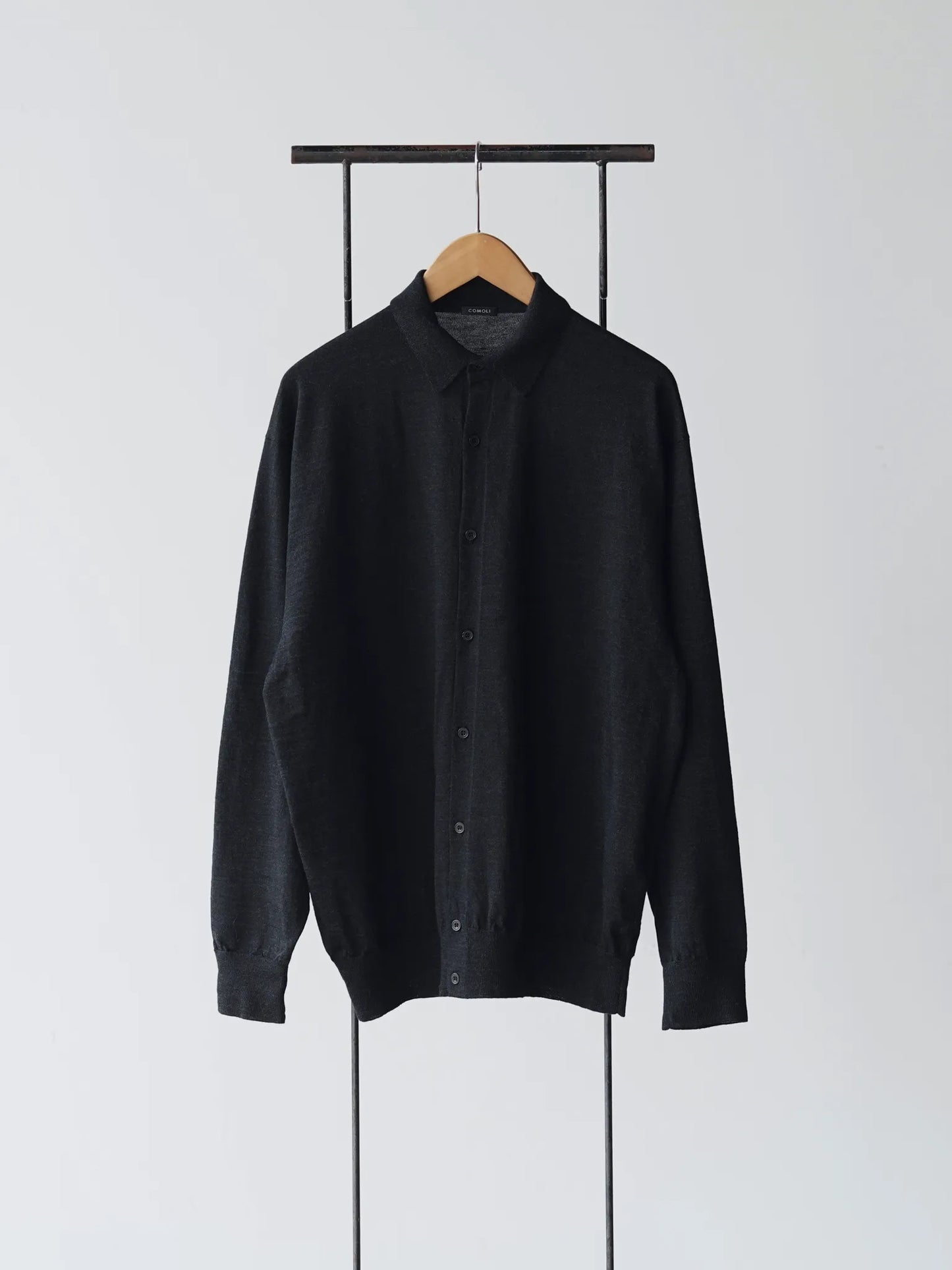 comoli-ウール-衿つきカーディガン-charcoal-1