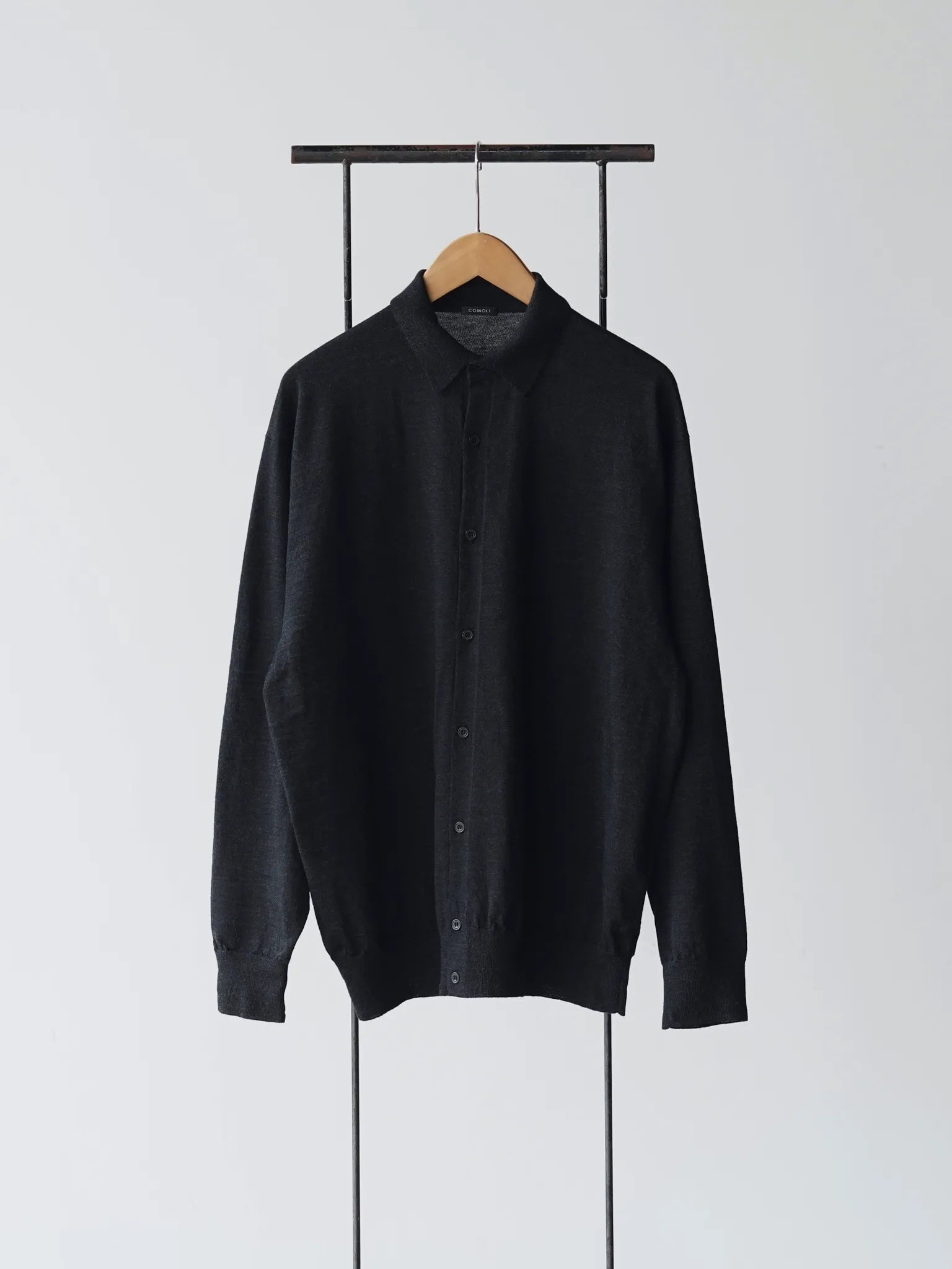 COMOLI ウール 衿つきカーディガン CHARCOAL | CASANOVA&CO