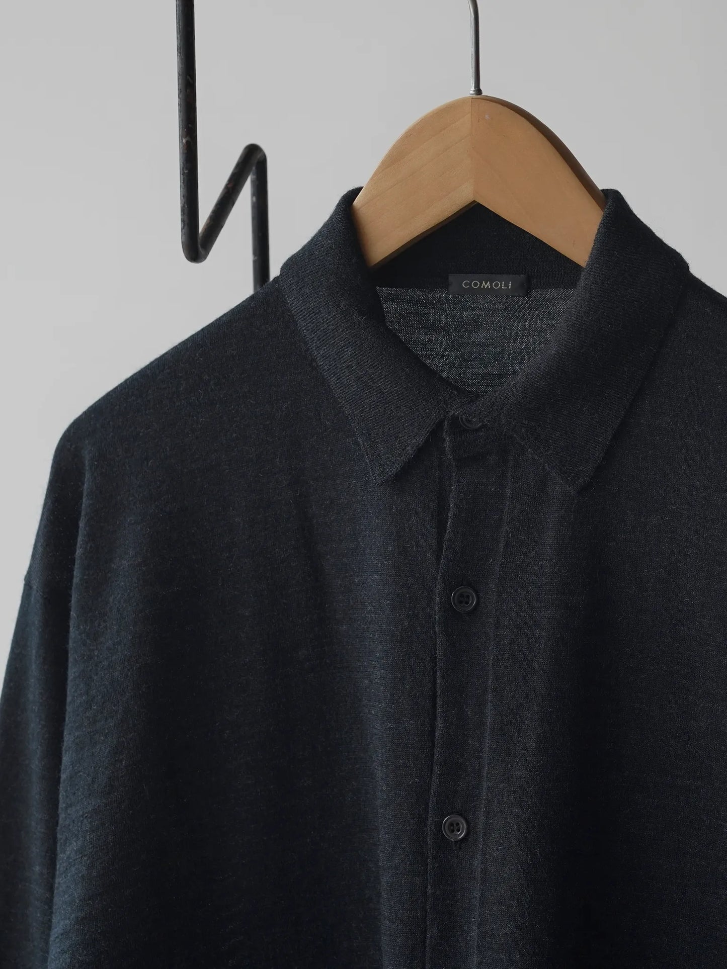comoli-ウール-衿つきカーディガン-charcoal-2