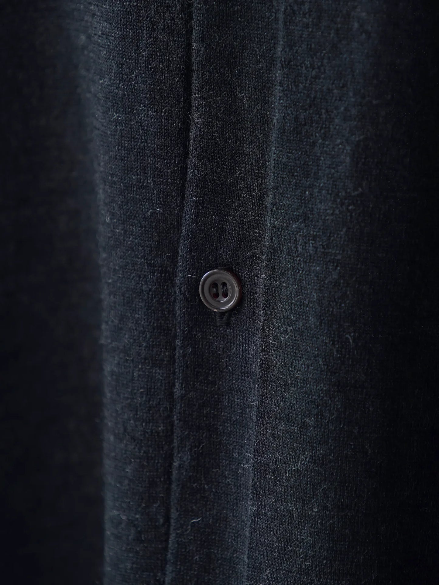 comoli-ウール-衿つきカーディガン-charcoal-3