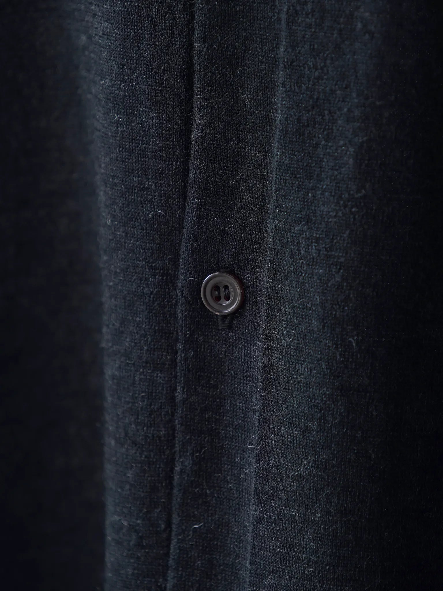 comoli-ウール-衿つきカーディガン-charcoal-3