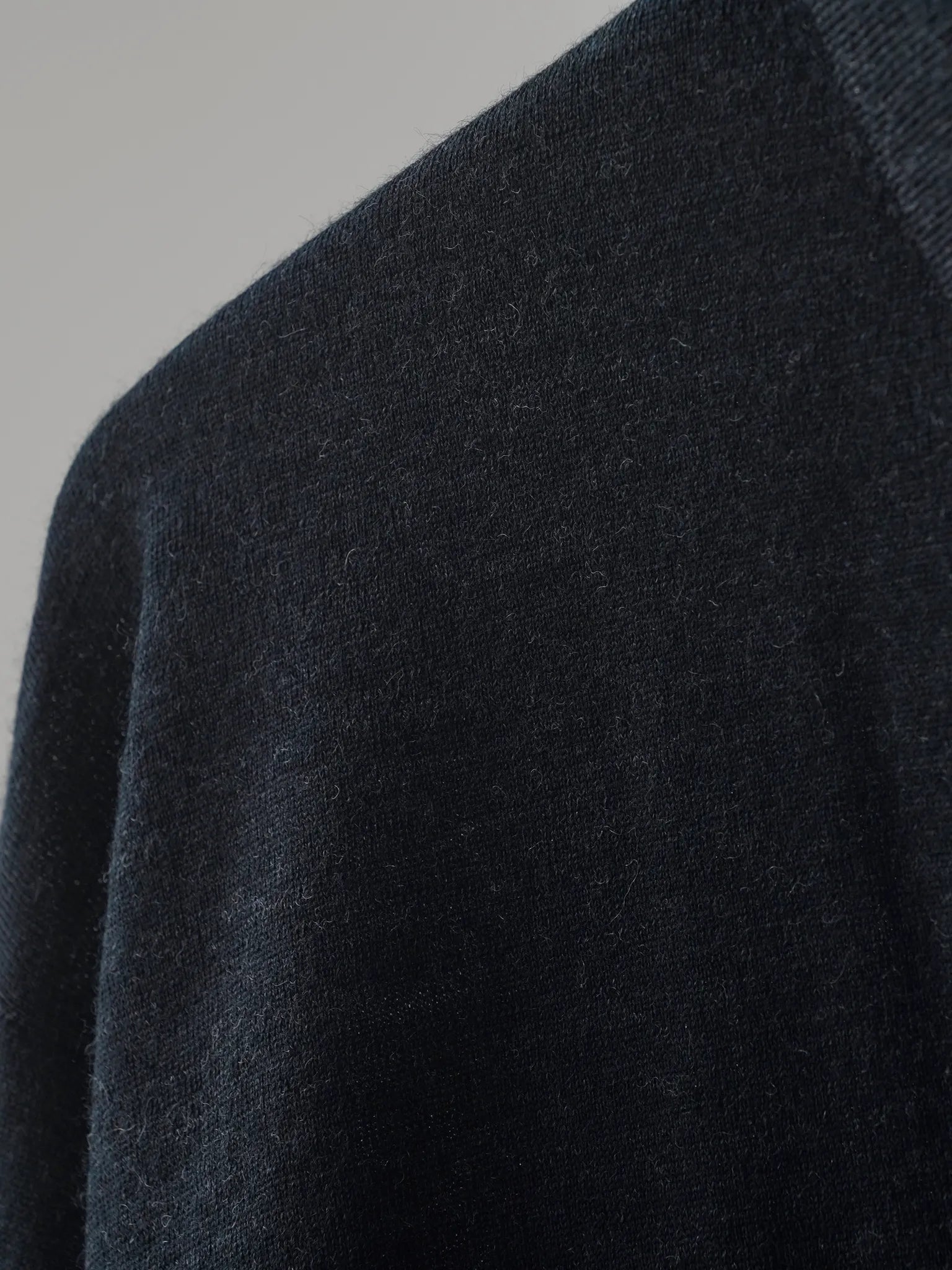 comoli-ウール-衿つきカーディガン-charcoal-4
