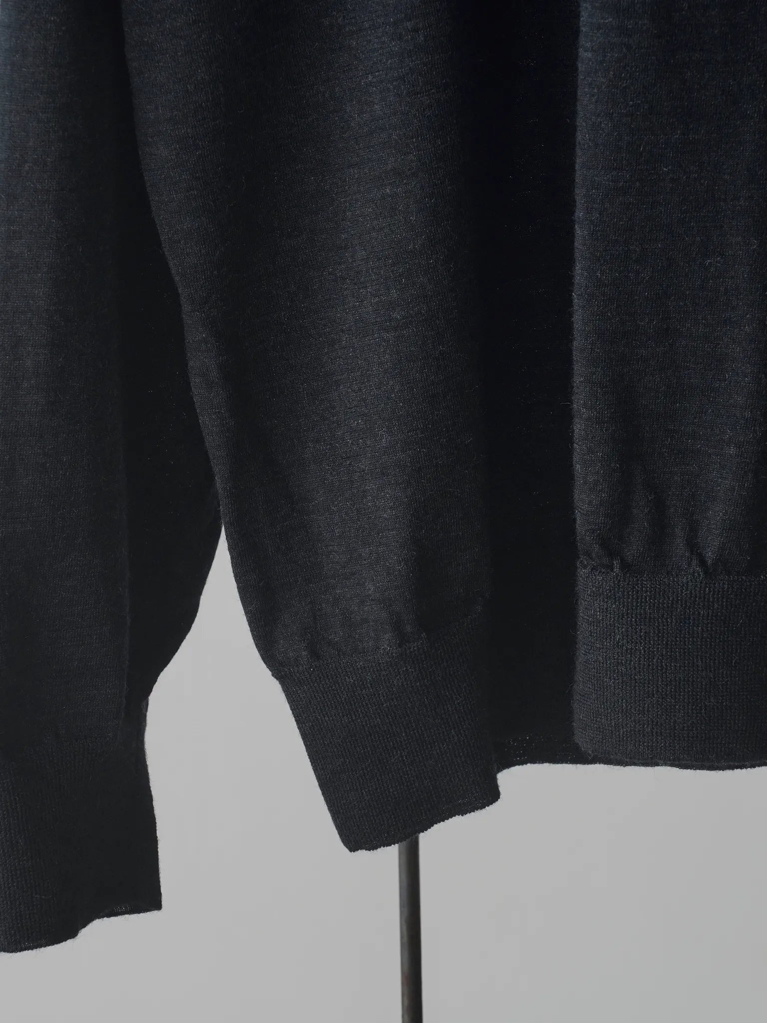 comoli-ウール-クルーネックニット-charcoal-2