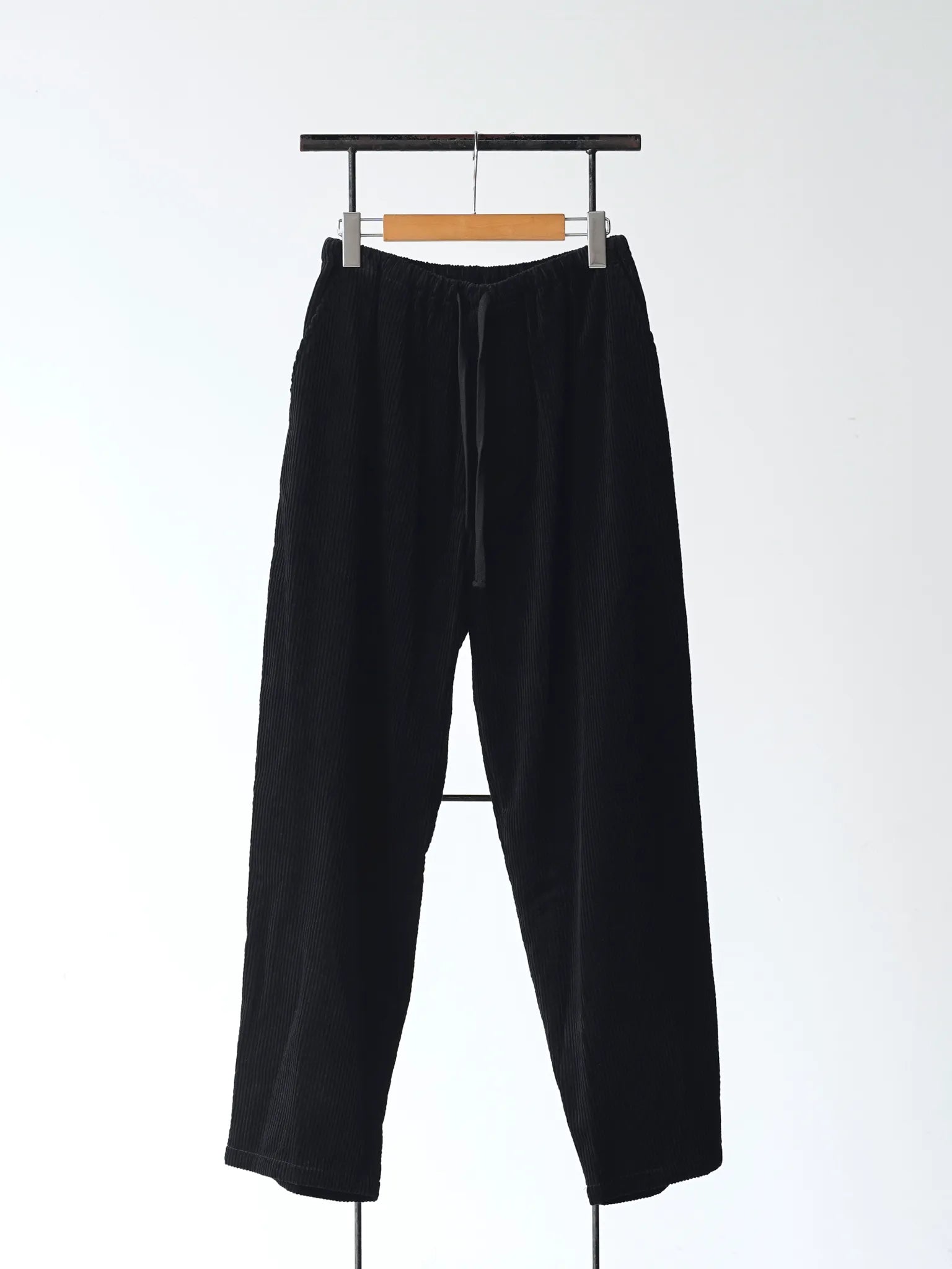 comoli-コーデュロイ-ドローストリングパンツ-black-1