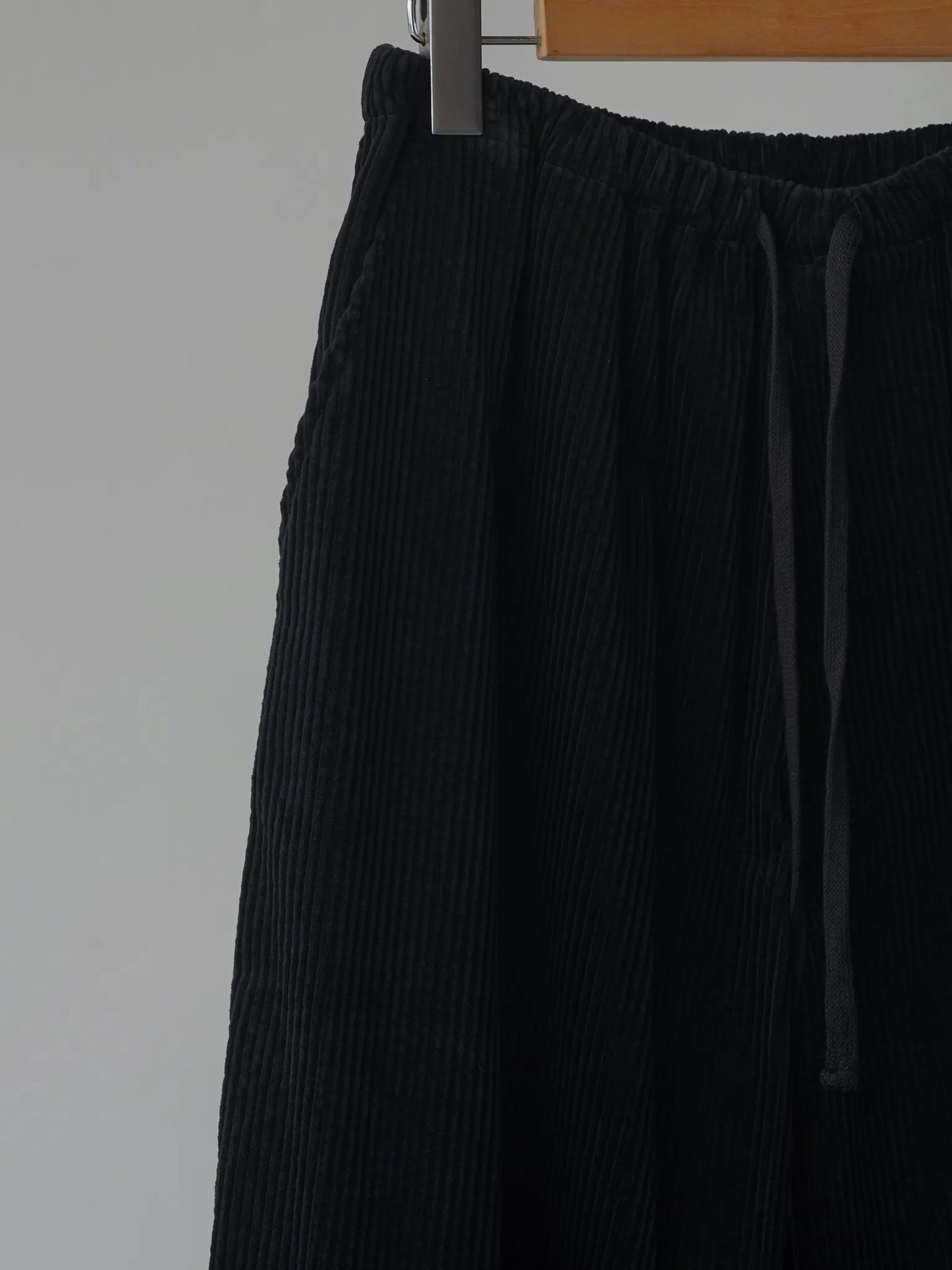 comoli-コーデュロイ-ドローストリングパンツ-black-2