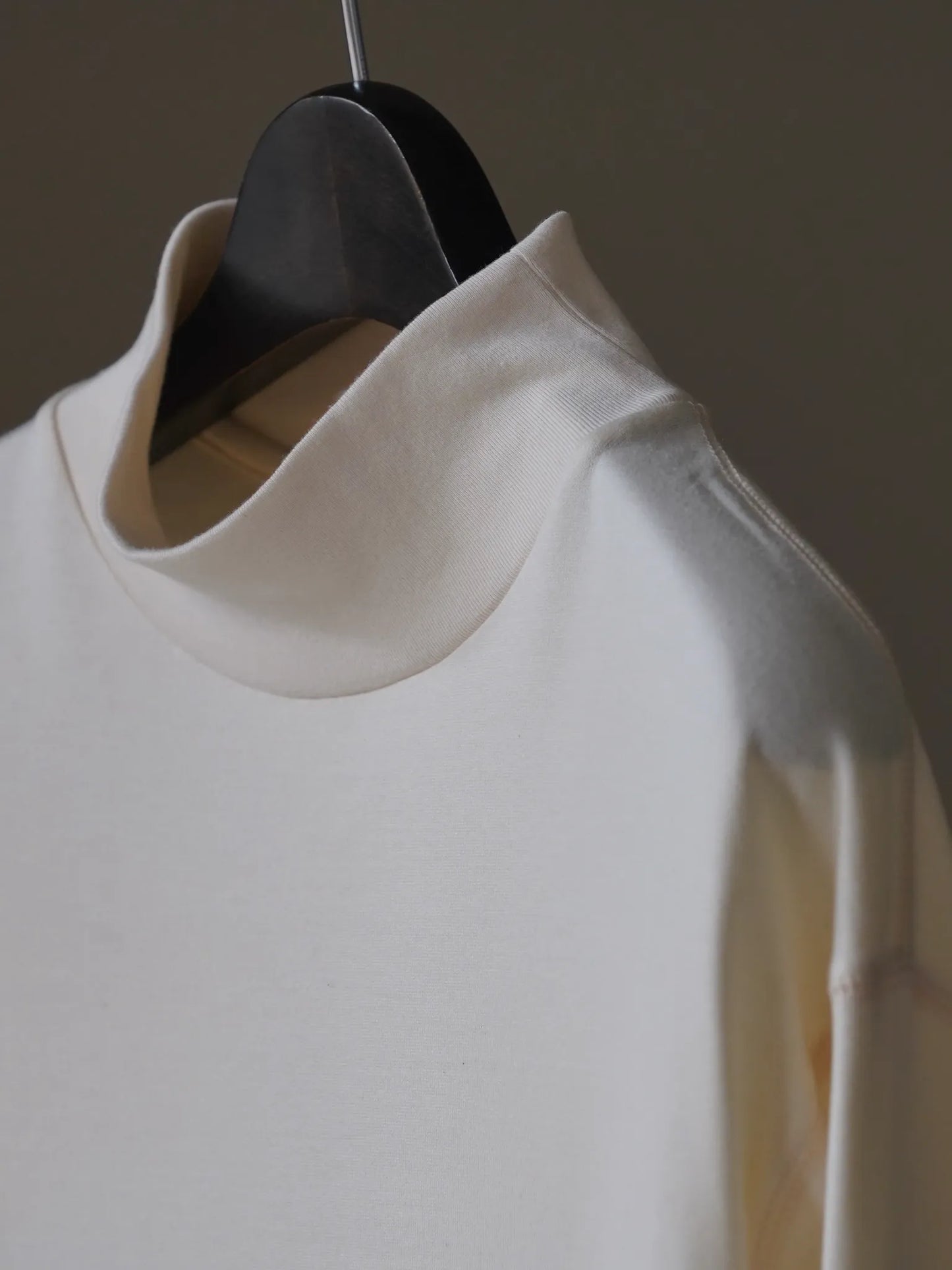 calmlence-mock-neck-ls-t-shirt-owht-2