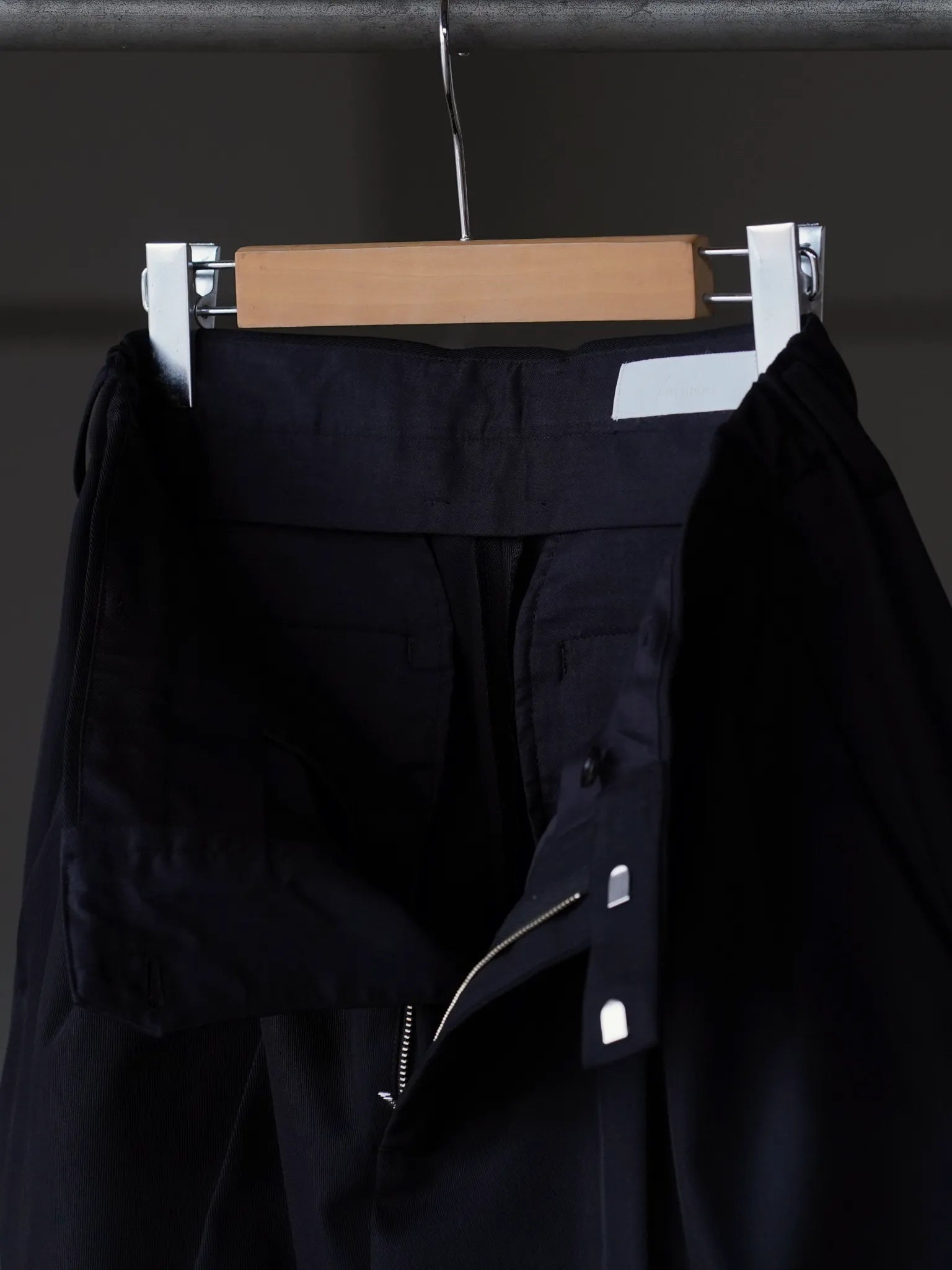 パンツ IRENISA Two Tucks Tapered Trousers イレニサ IRENISA Two Tucks Tapered Trousers （Charcoal