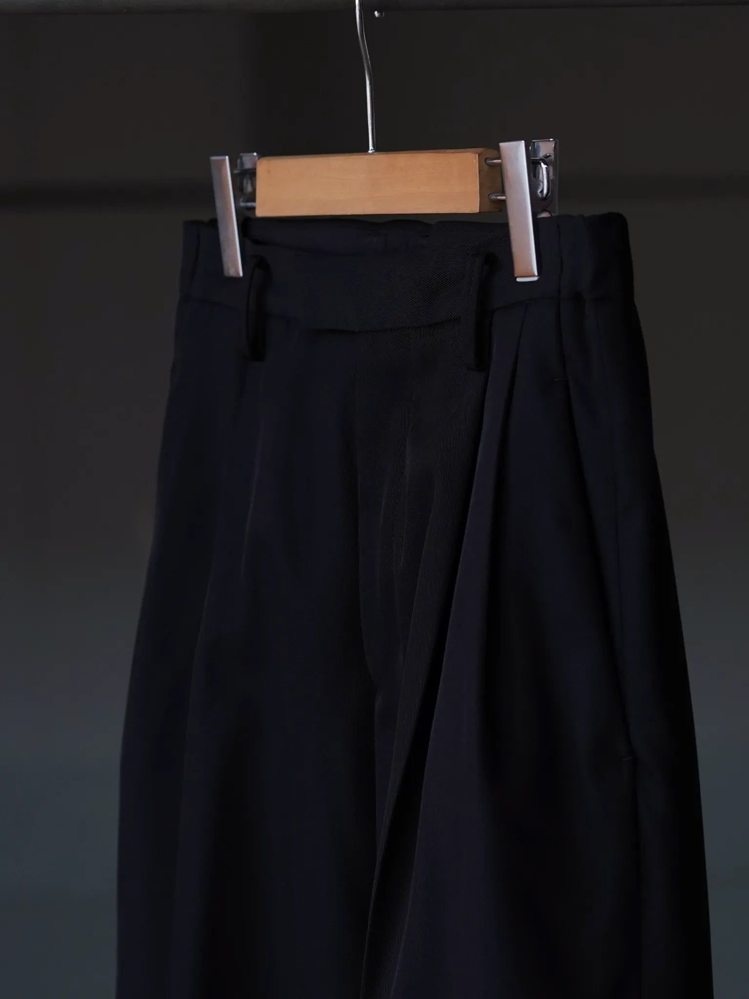 irenisa-two-tucks-tapered-trousers-black-1-6