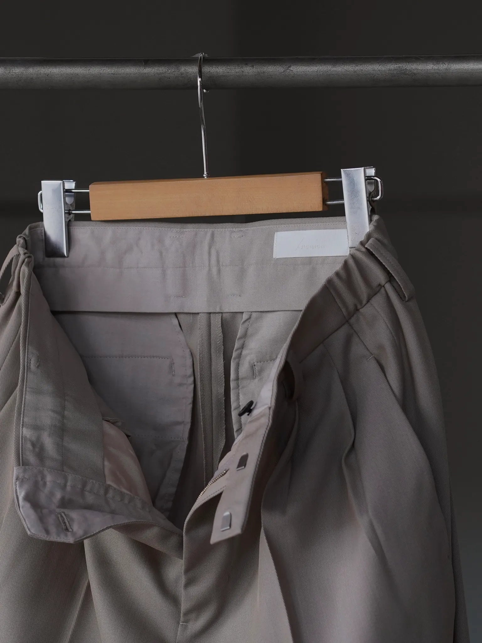 irenisa-two-tucks-tapered-trousers-greige-4