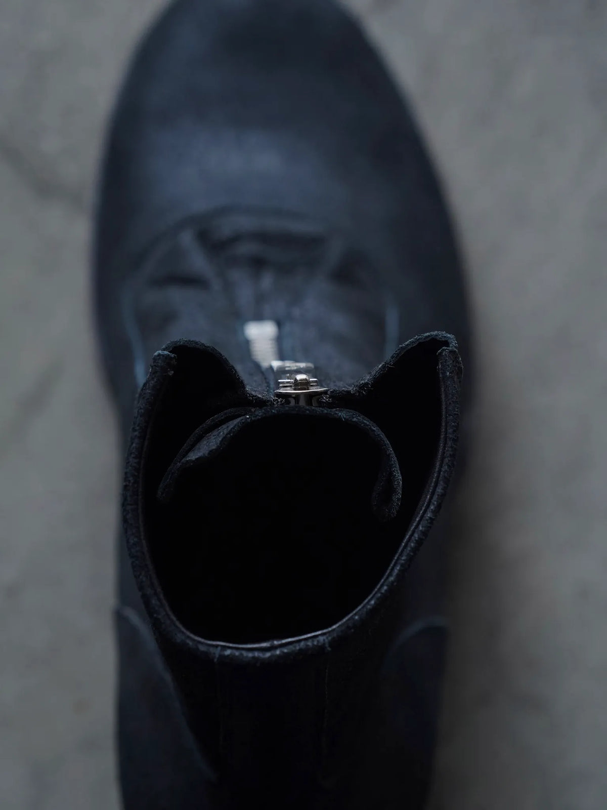PETROSOLAUM | H center zip [Horse reverse] black