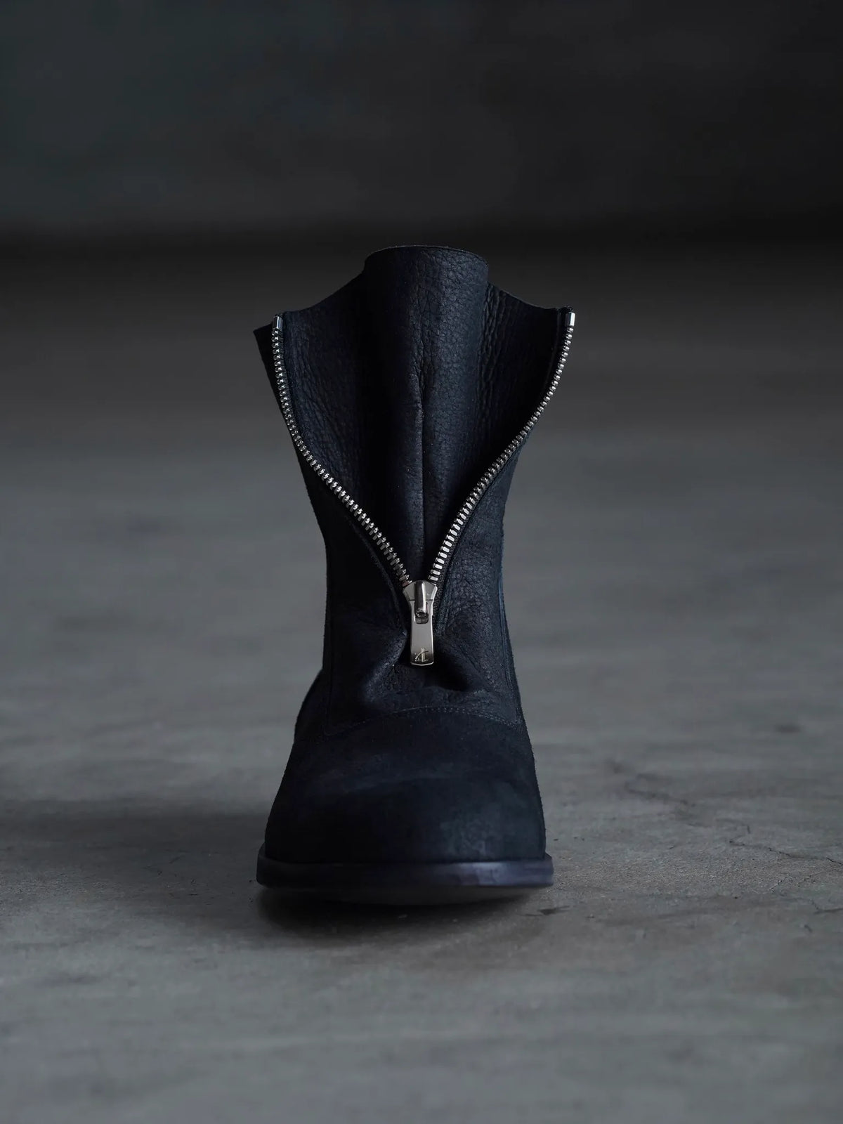 PETROSOLAUM | H center zip [Horse reverse] black