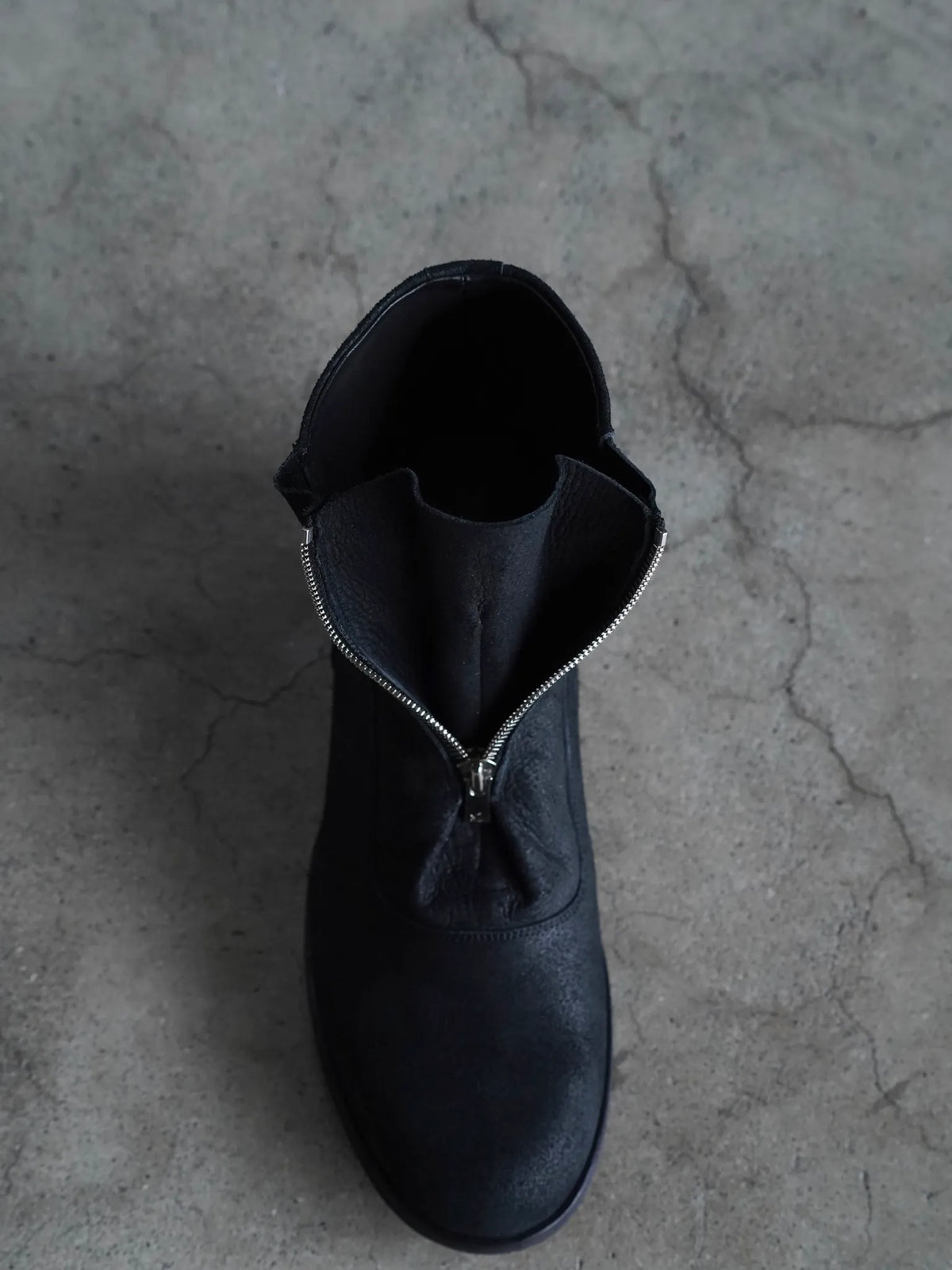 PETROSOLAUM | H center zip [Horse reverse] black