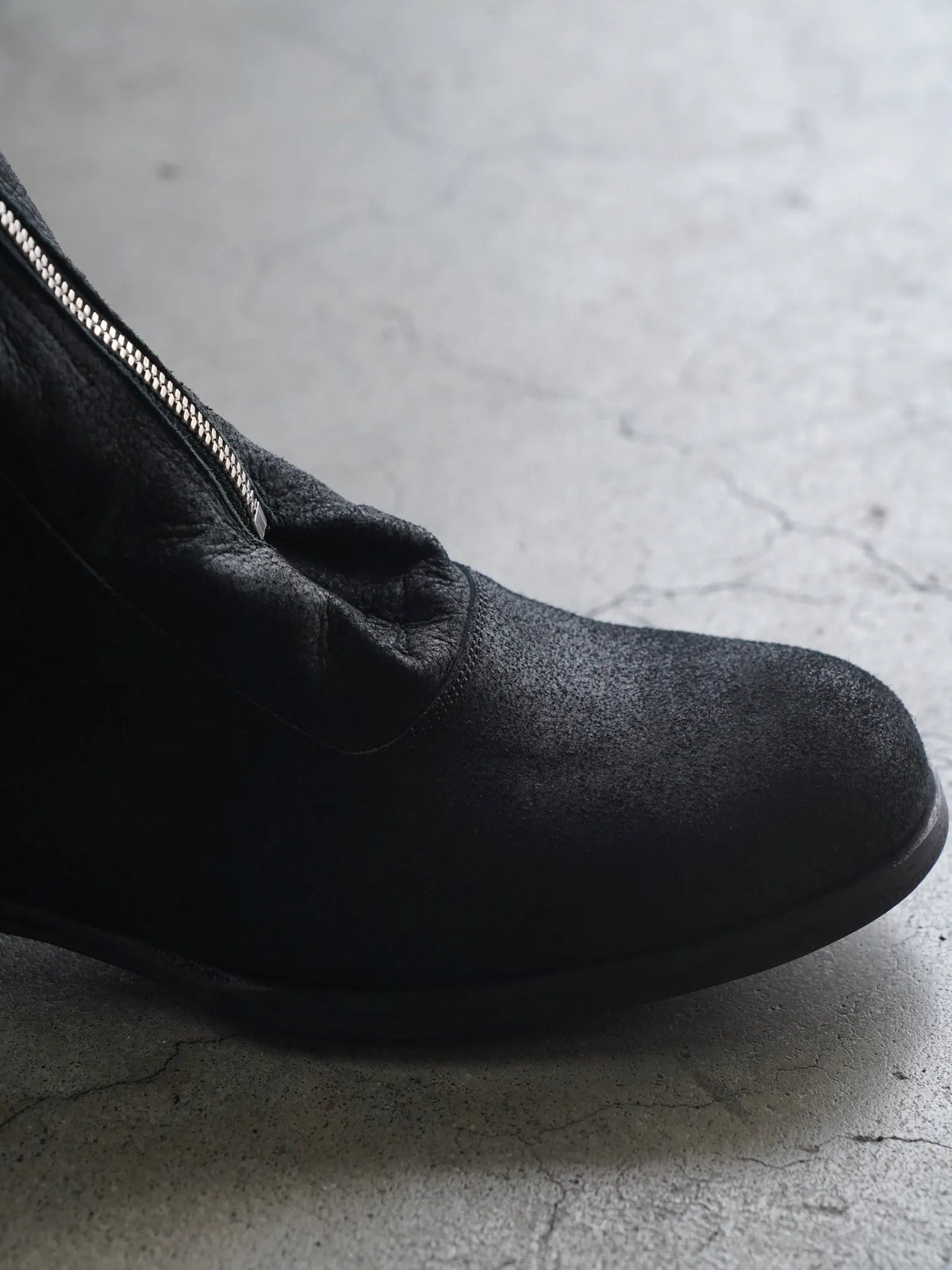 PETROSOLAUM | H center zip [Horse reverse] black