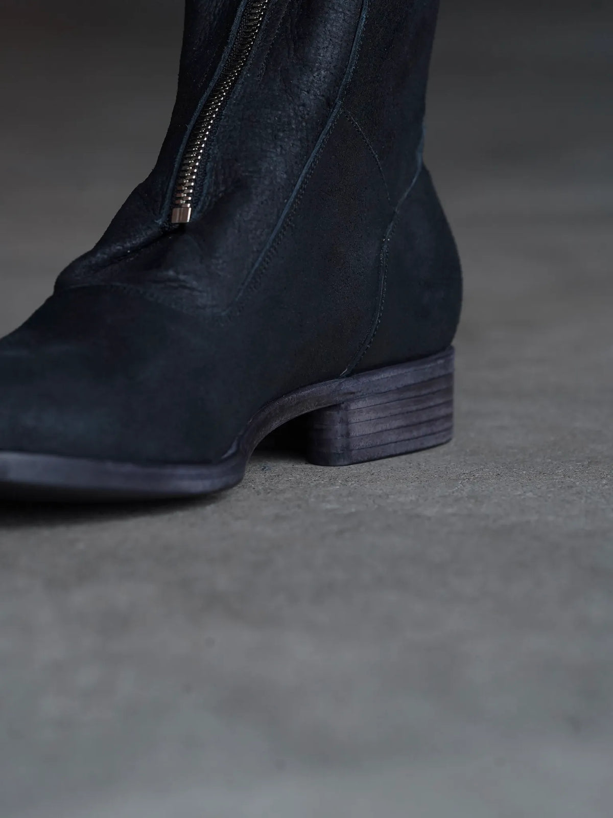 PETROSOLAUM | H center zip [Horse reverse] black
