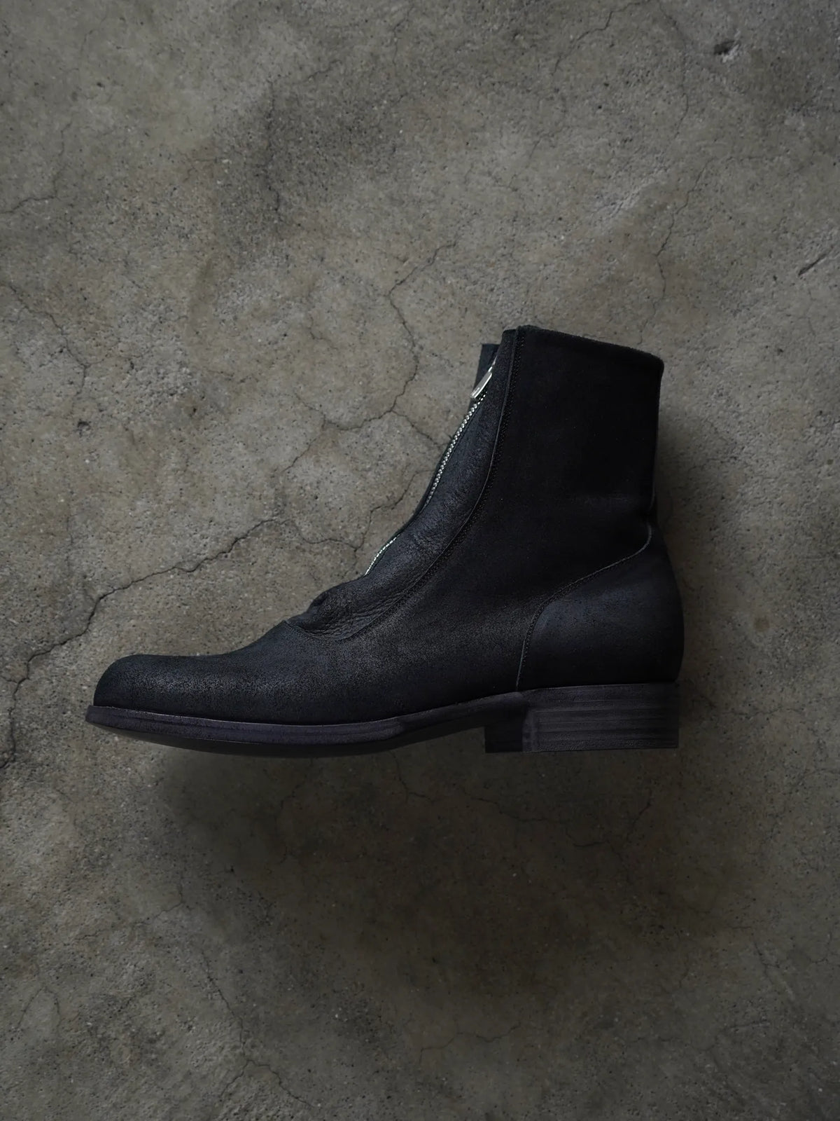 PETROSOLAUM | H center zip [Horse reverse] black