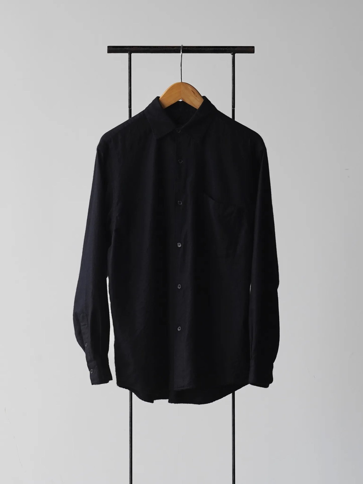 comoli-カシミヤシルク-製品染シャツ-navy-1-1