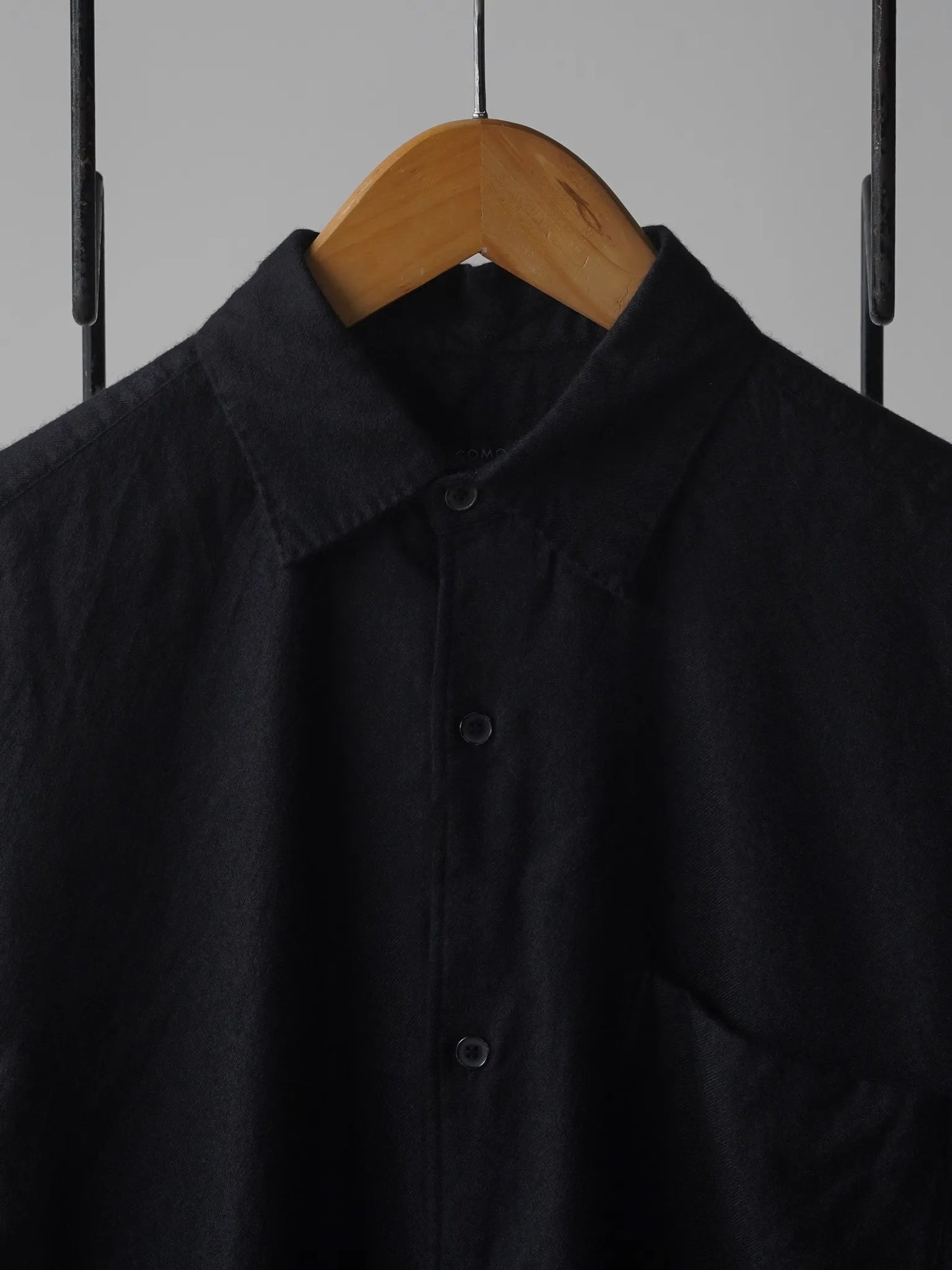 comoli-カシミヤシルク-製品染シャツ-navy-1-2