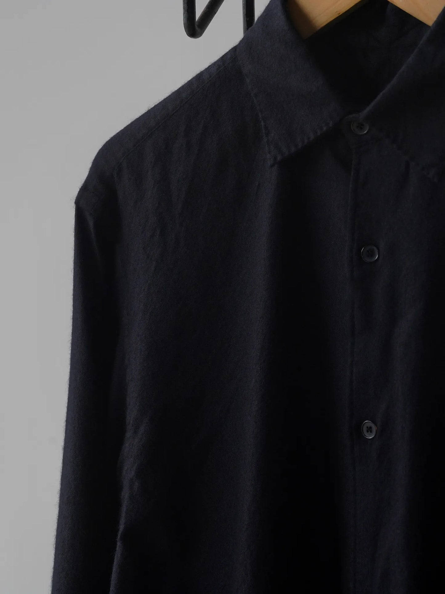 comoli-カシミヤシルク-製品染シャツ-navy-1-3