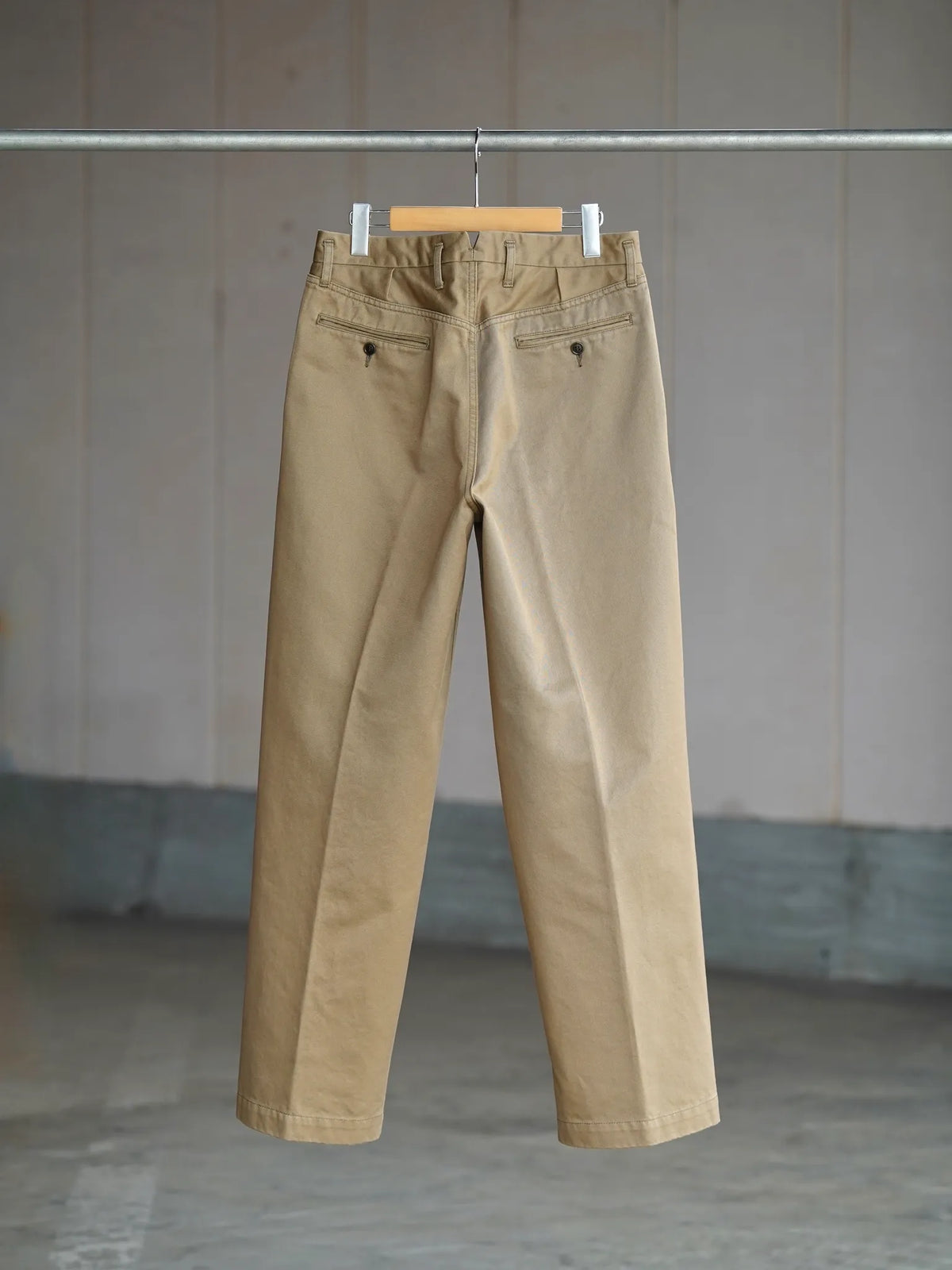 sarto-heavy-cotton-twill-tucked-trousers-dark-tan-2