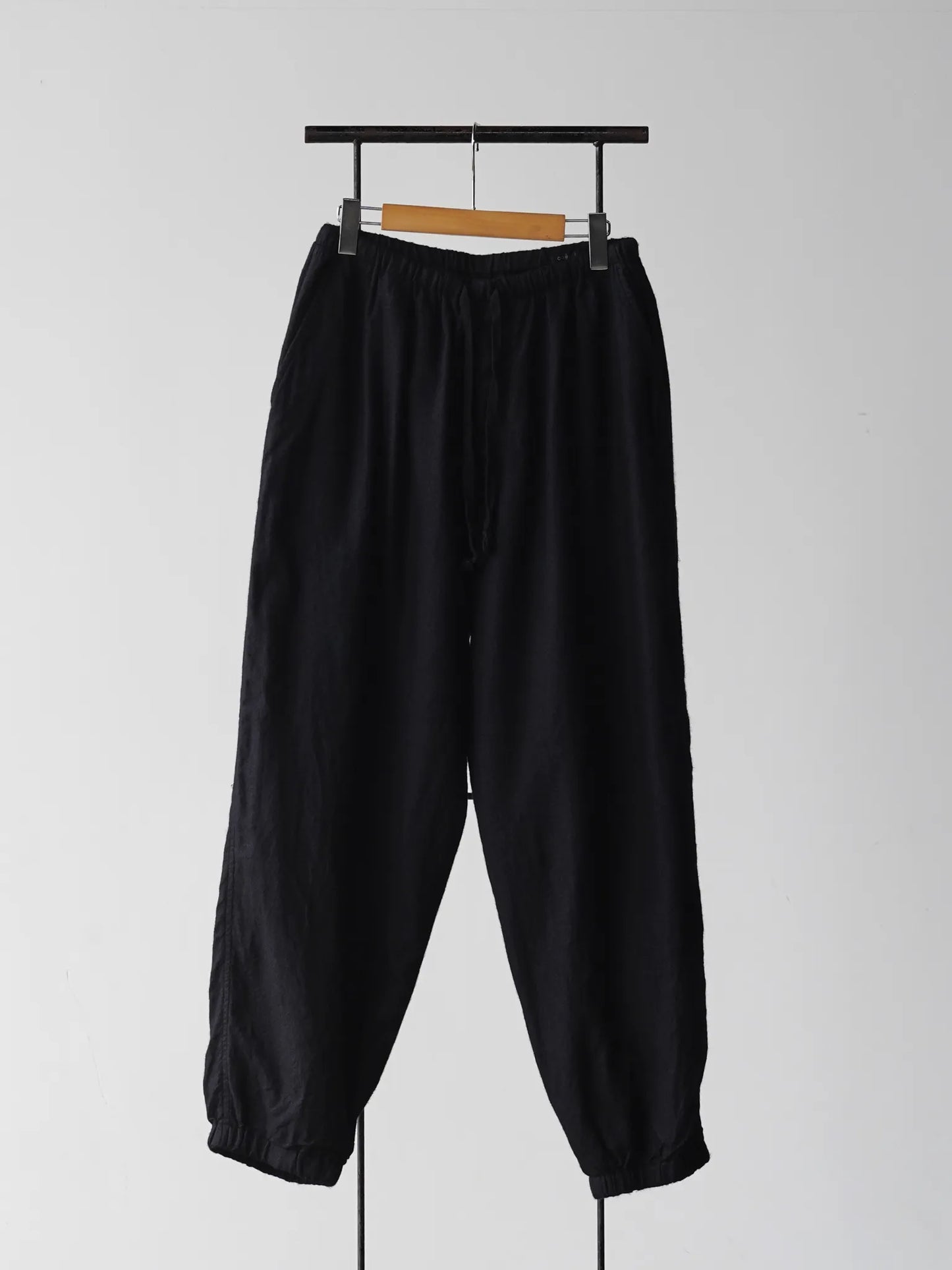 comoli-カシミヤシルク-製品染ドローストリングパンツ-navy-1