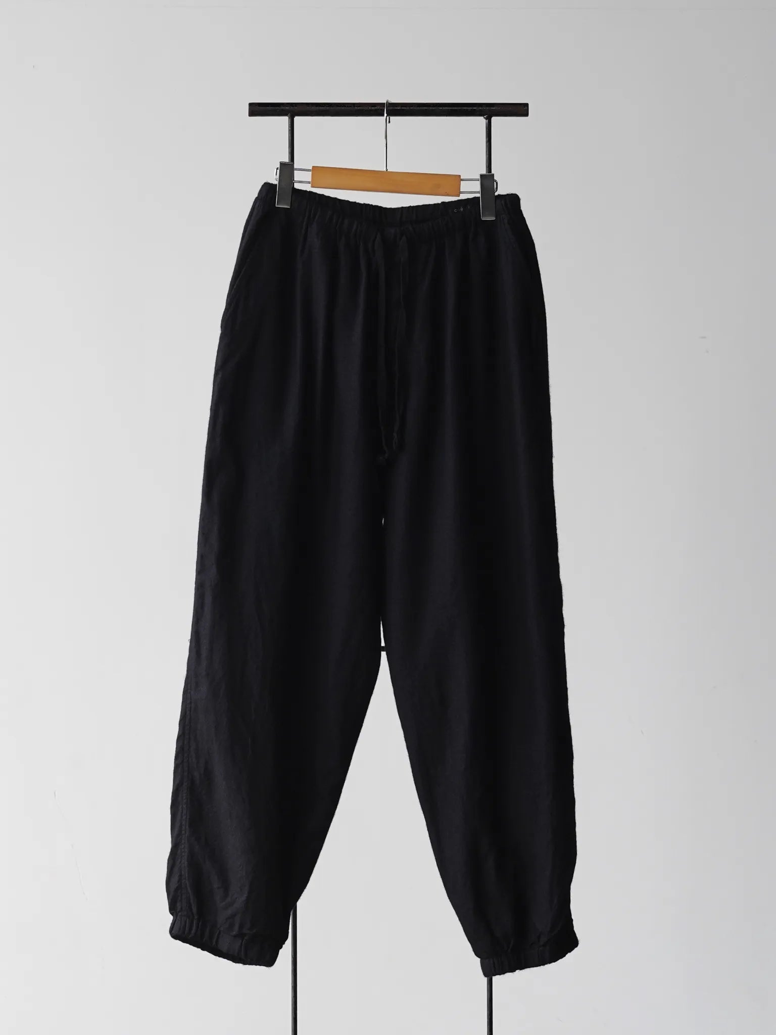 COMOLI カシミヤシルク 製品染ドローストリングパンツ NAVY