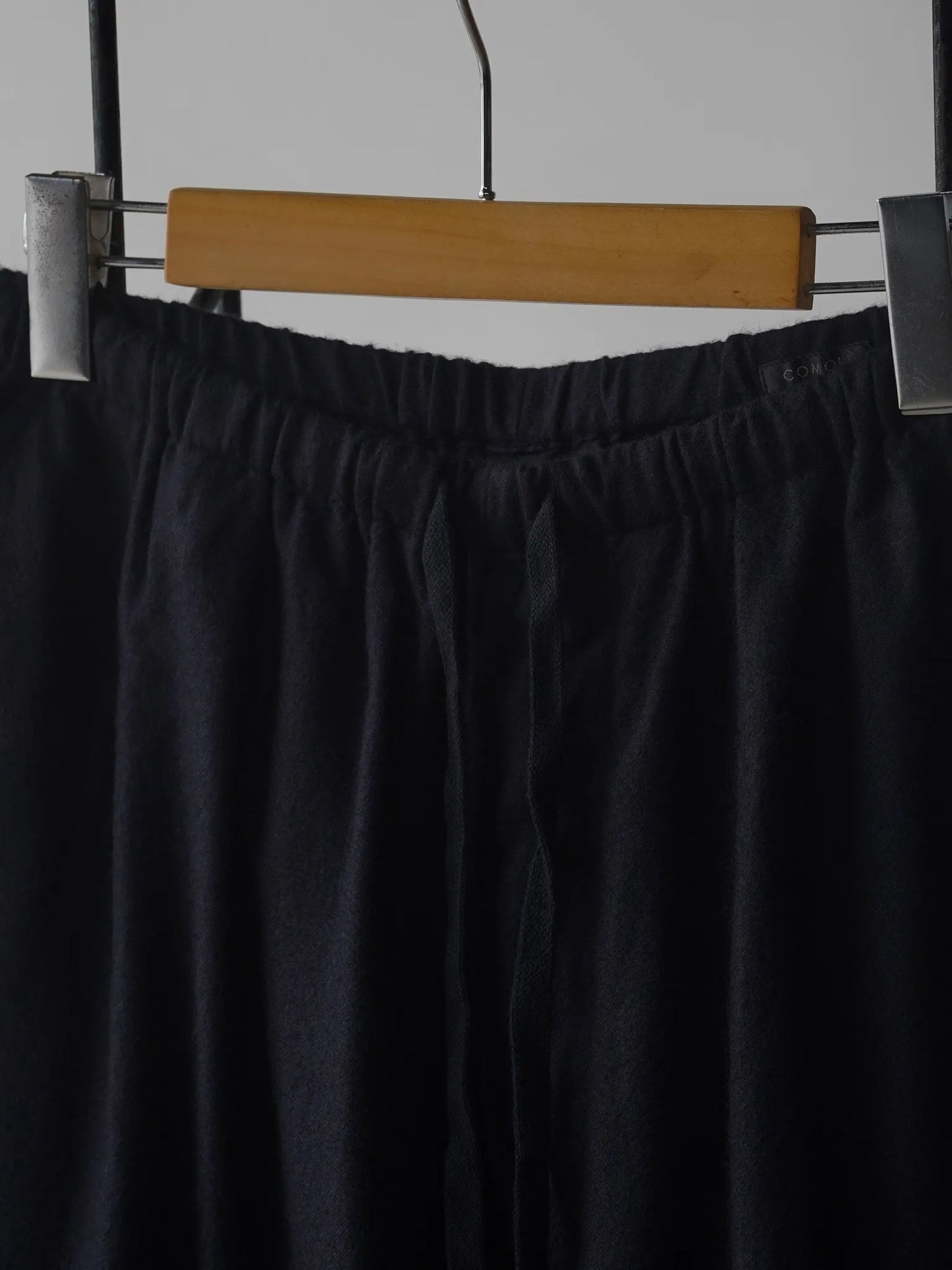 comoli-カシミヤシルク-製品染ドローストリングパンツ-navy-2