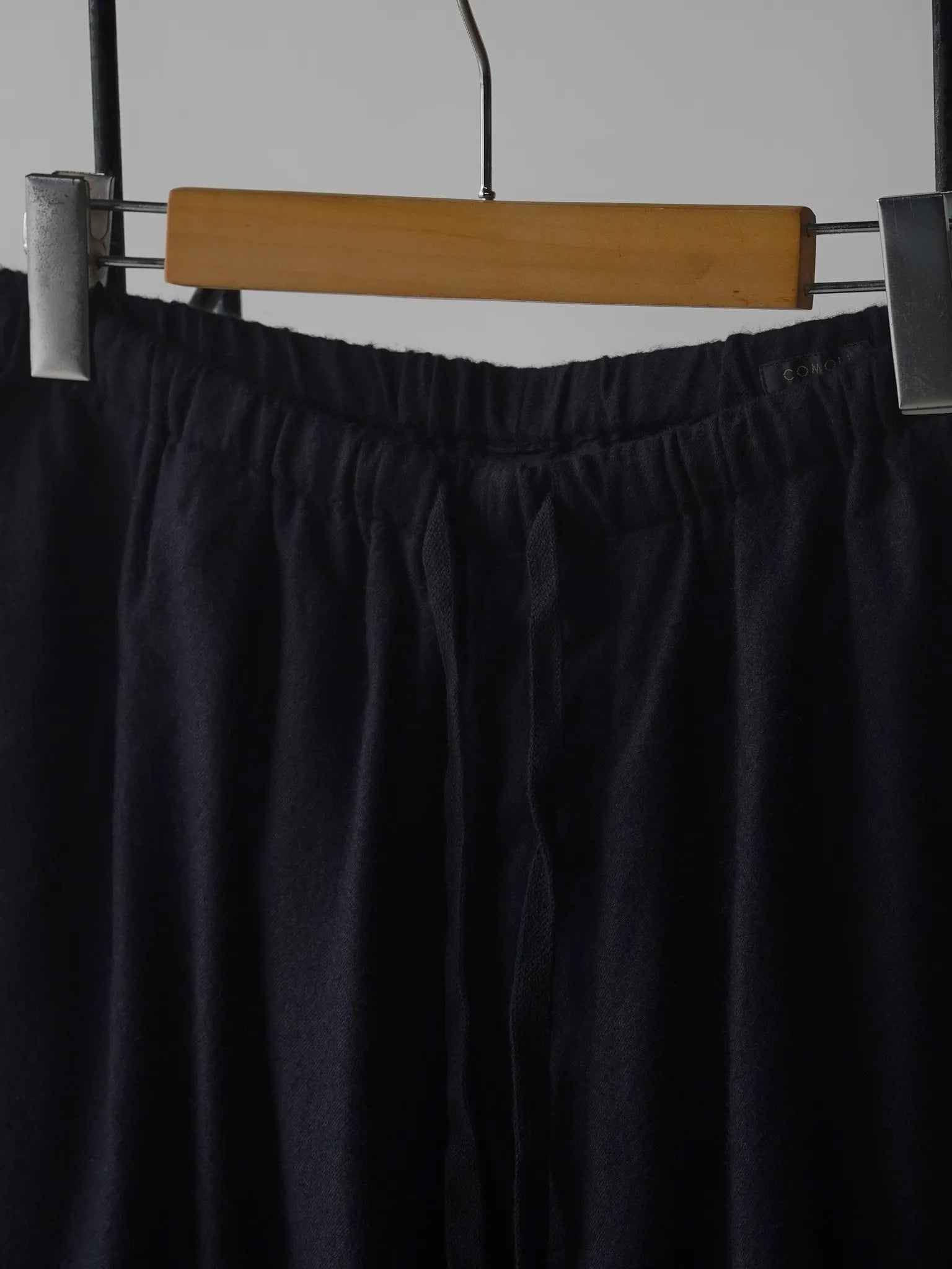comoli-カシミヤシルク-製品染ドローストリングパンツ-navy-2