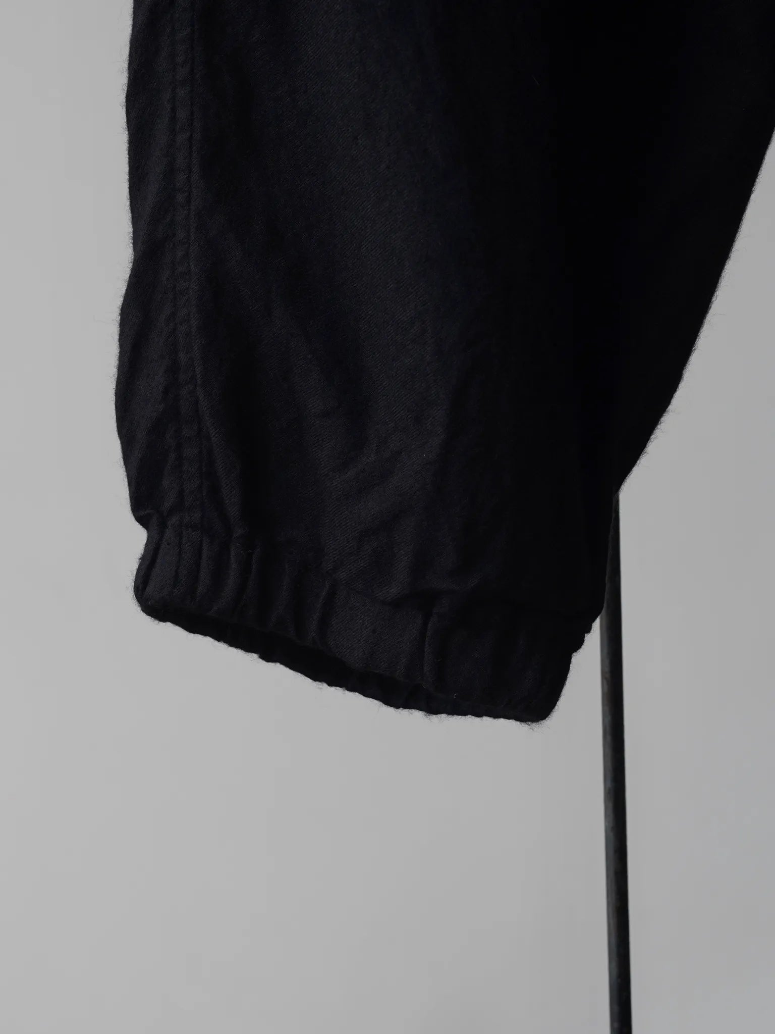 COMOLI カシミヤシルク 製品染ドローストリングパンツ NAVY COMOLI カシミヤシルク 製品染ドローストリングパンツ NAVY