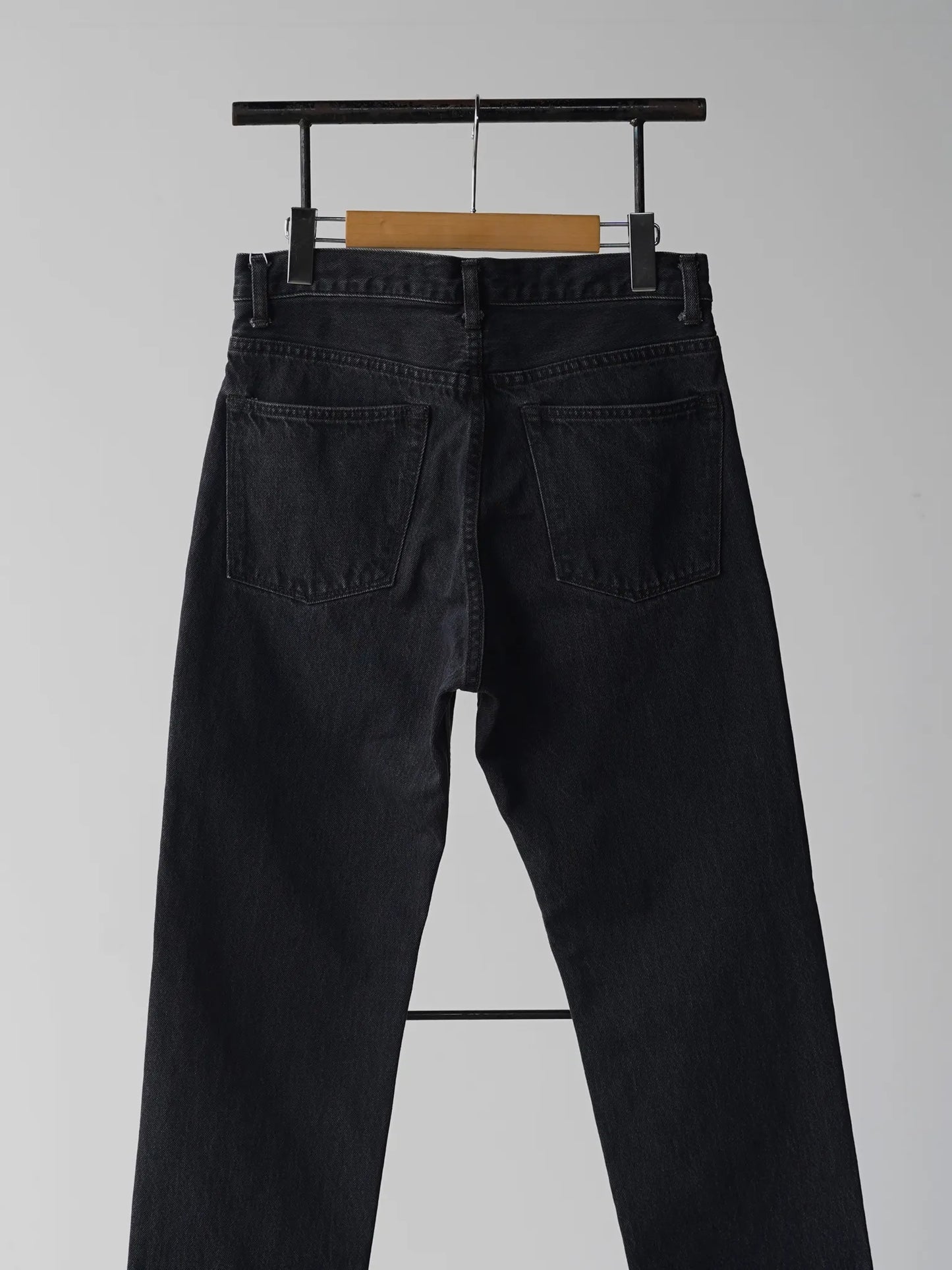 comoli-デニム-5pパンツ-fade-black-4