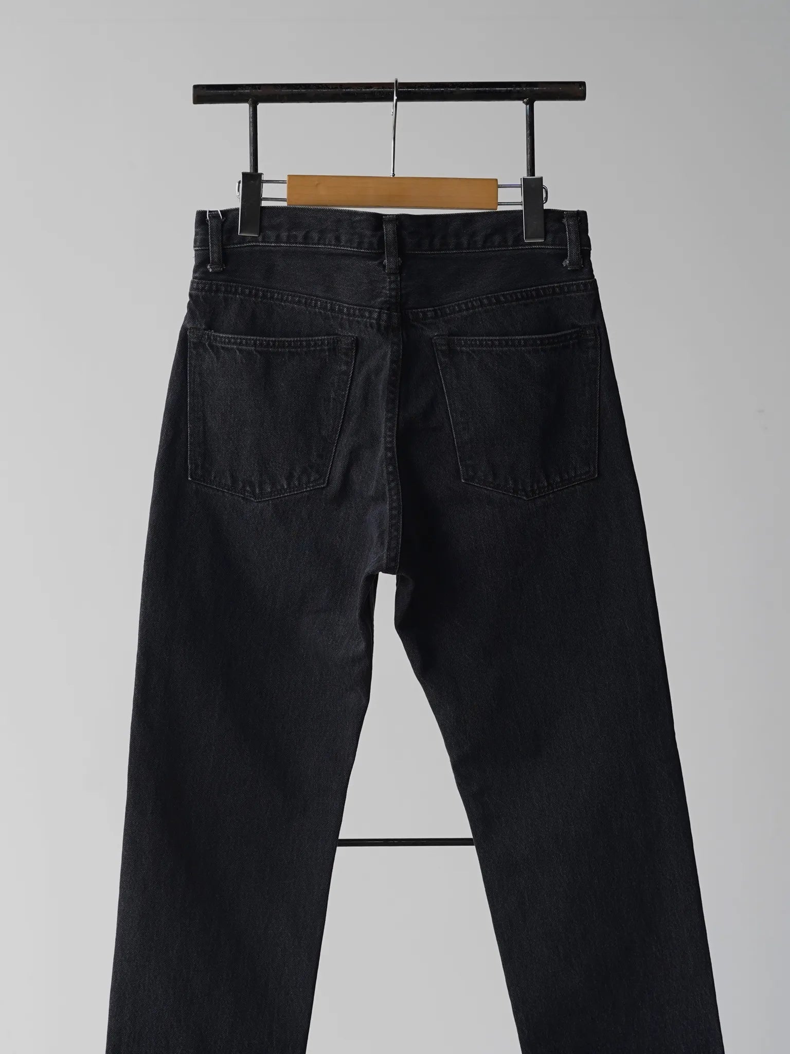 comoli-デニム-5pパンツ-fade-black-4