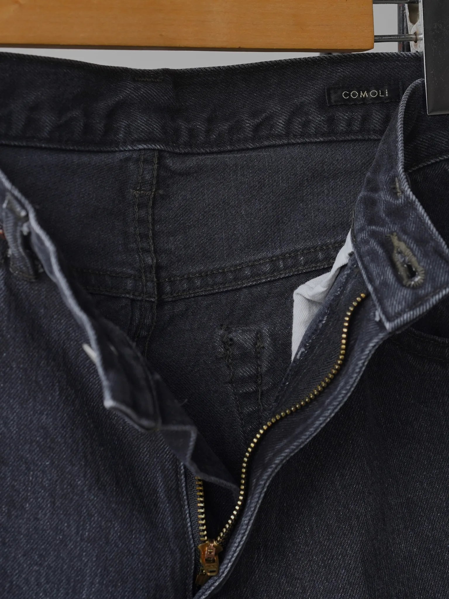 comoli-デニム-5pパンツ-fade-black-5