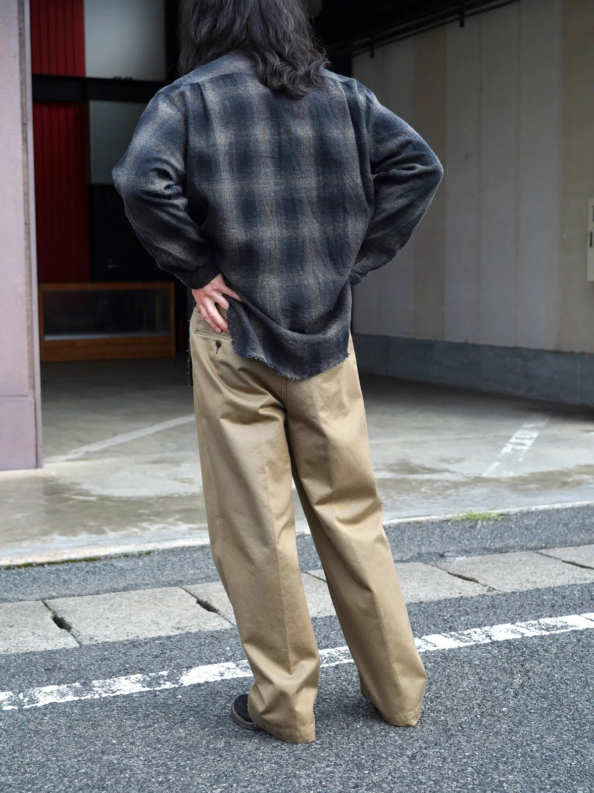 sarto-heavy-cotton-twill-tucked-trousers-dark-tan-4