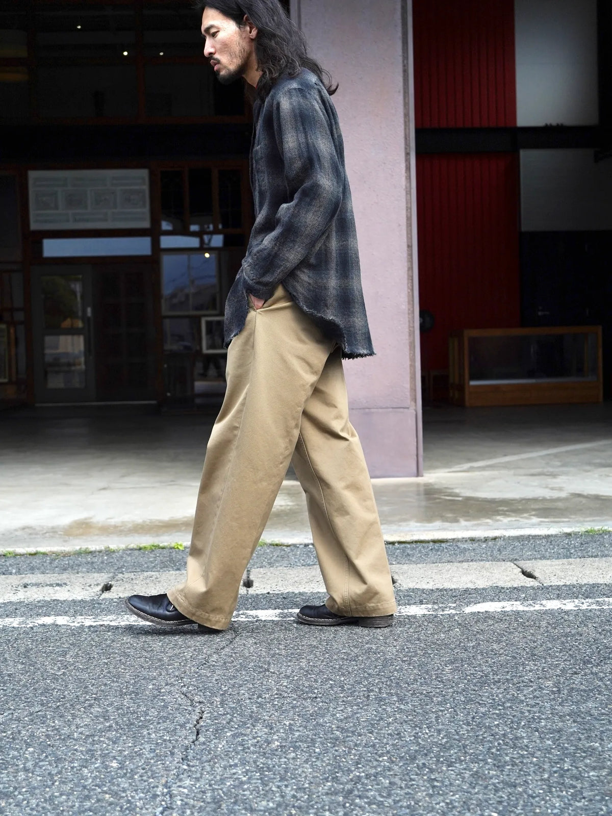 sarto-heavy-cotton-twill-tucked-trousers-dark-tan-5