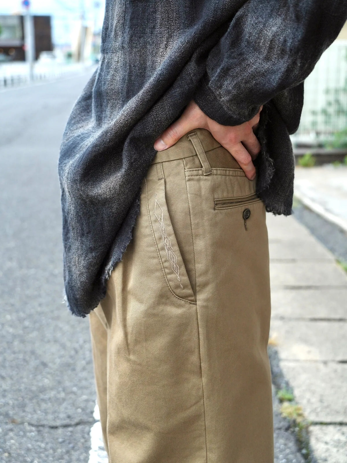 sarto-heavy-cotton-twill-tucked-trousers-dark-tan-6