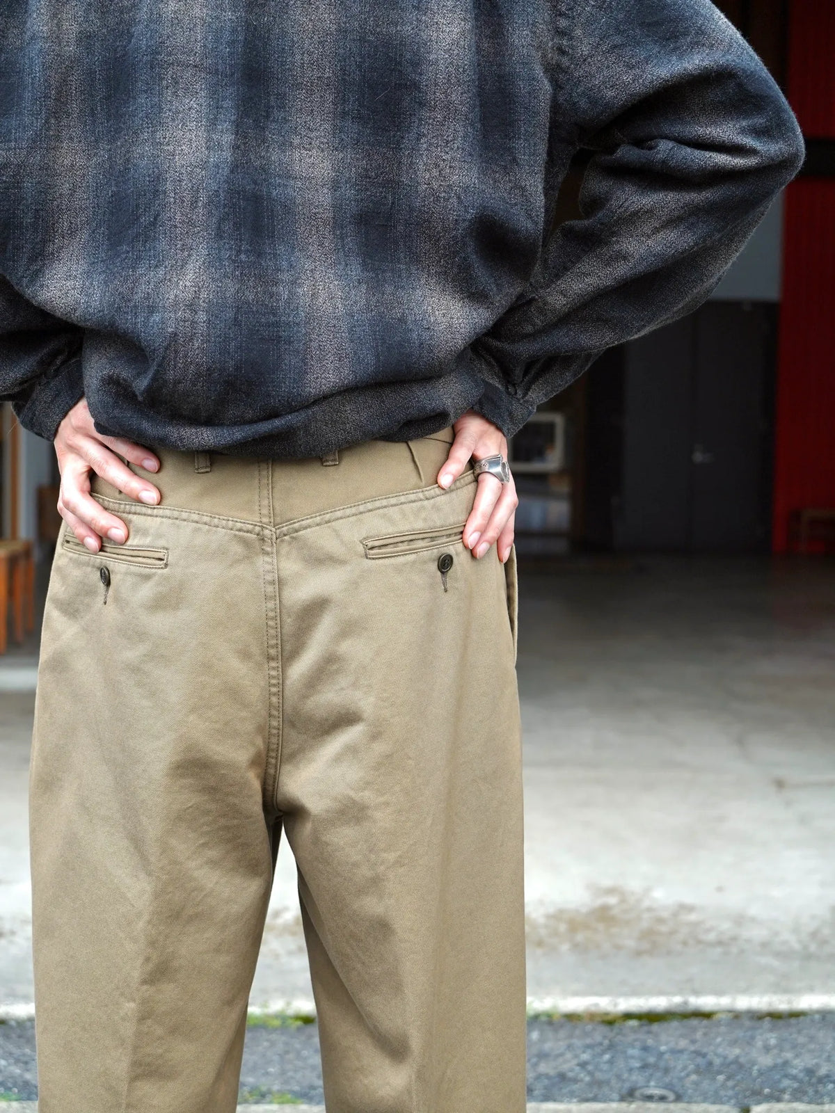 sarto-heavy-cotton-twill-tucked-trousers-dark-tan-7