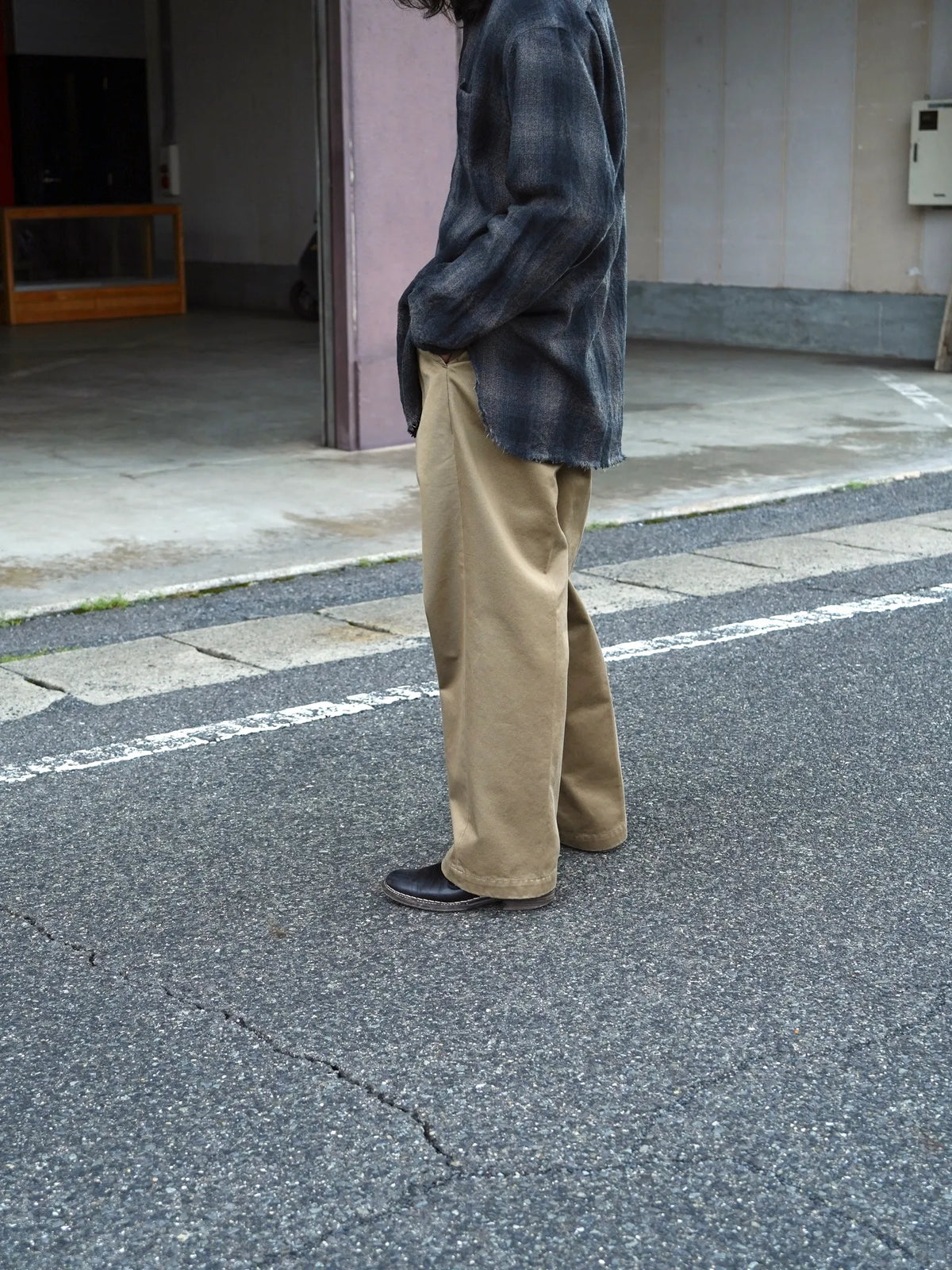 sarto-heavy-cotton-twill-tucked-trousers-dark-tan-8